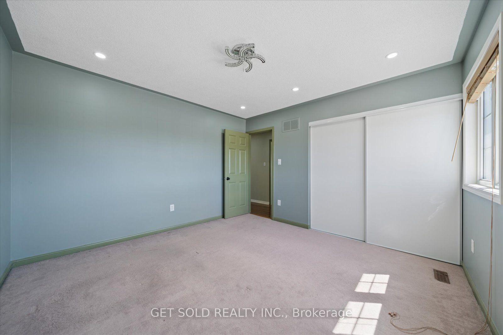 Photo 28 of 122 Medland Avenue, Whitby, Williamsburg — HOMEH