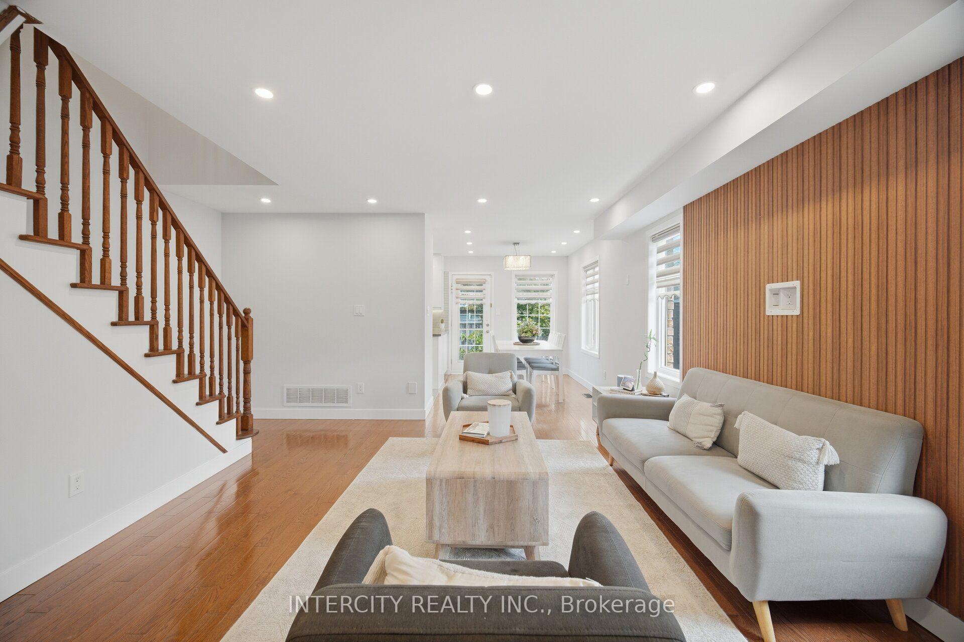 Photo 3 of 64 Coranto Way, Vaughan, Vellore Village — HOMEH