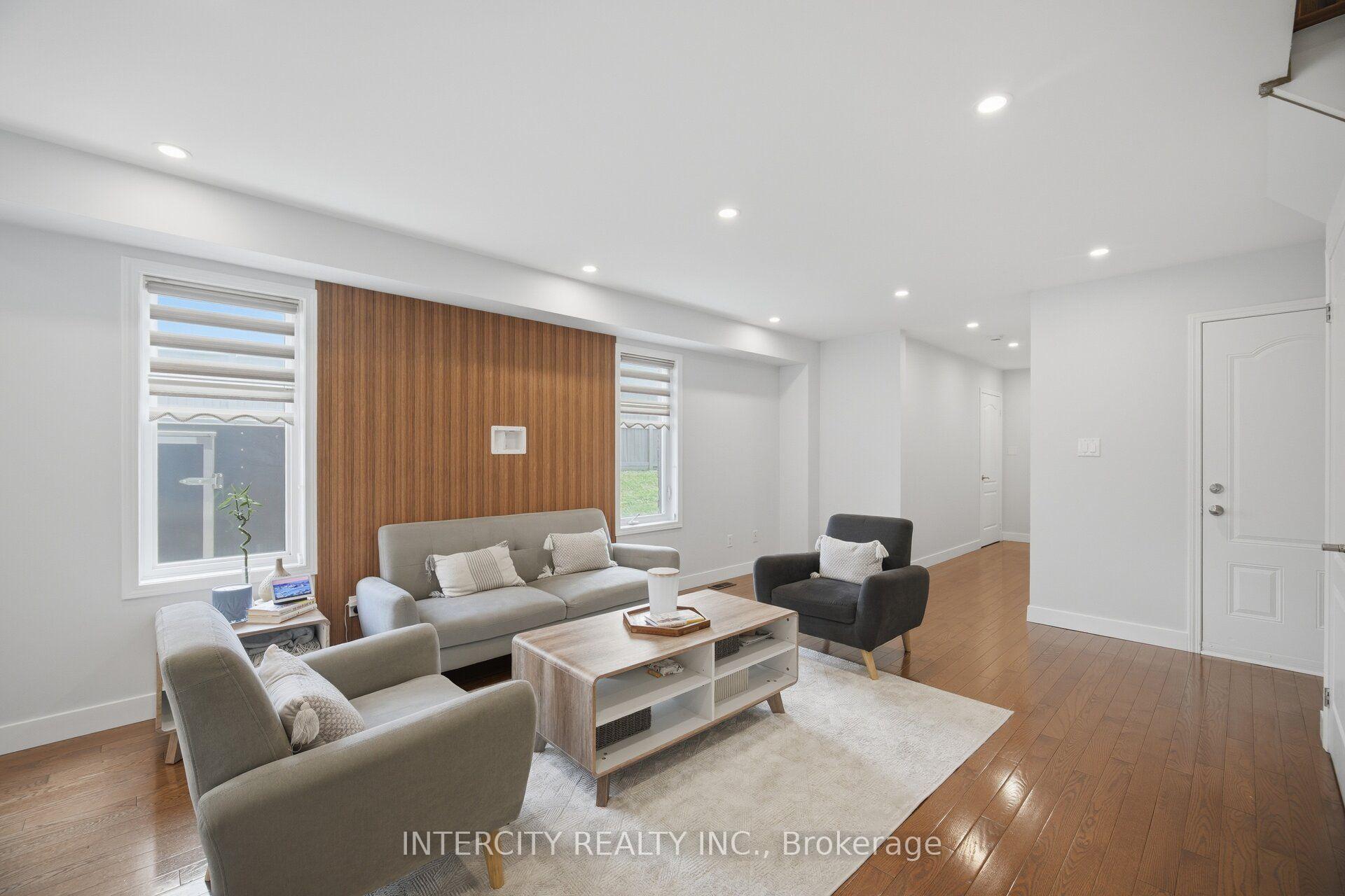 Photo 4 of 64 Coranto Way, Vaughan, Vellore Village — HOMEH