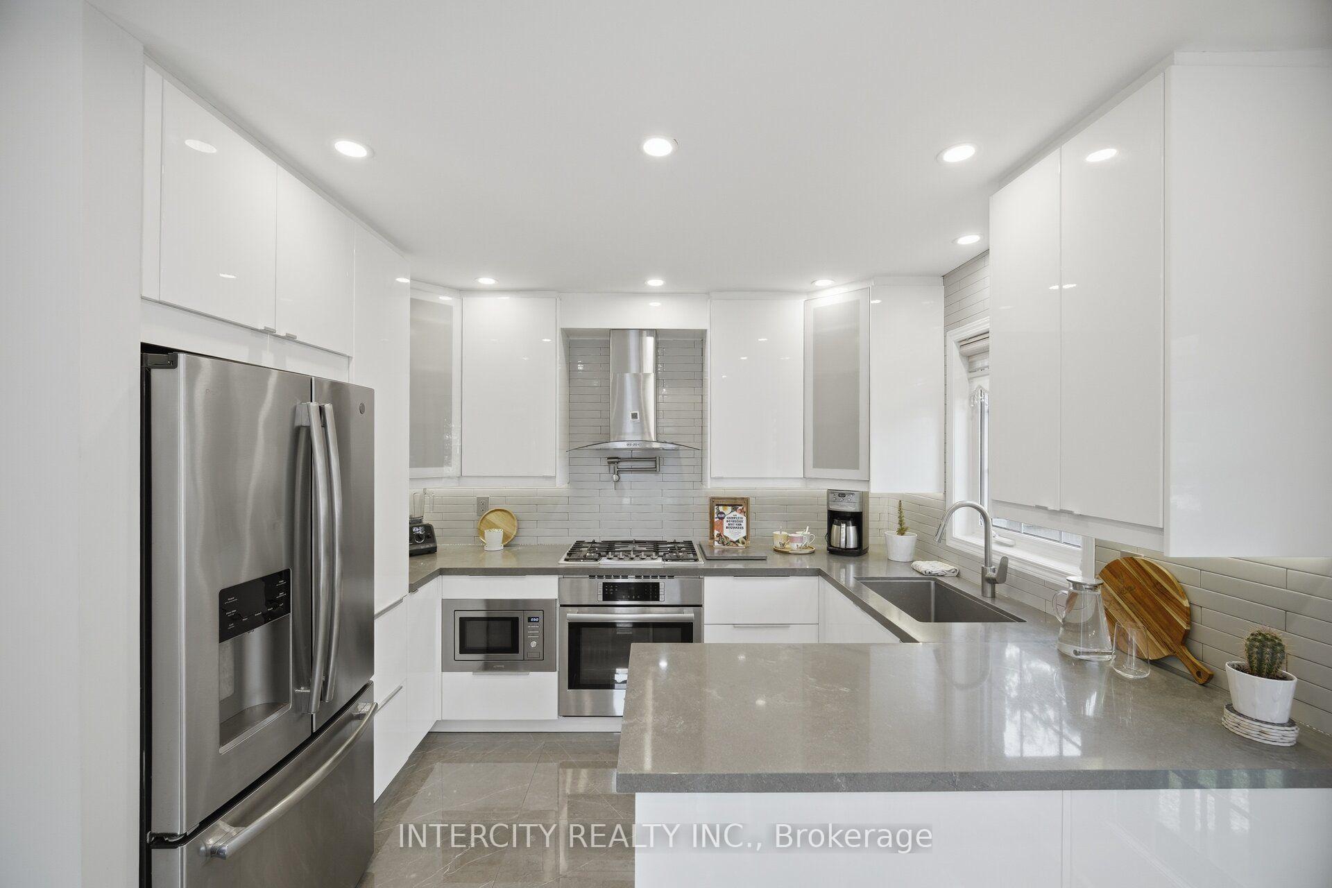 Photo 6 of 64 Coranto Way, Vaughan, Vellore Village — HOMEH
