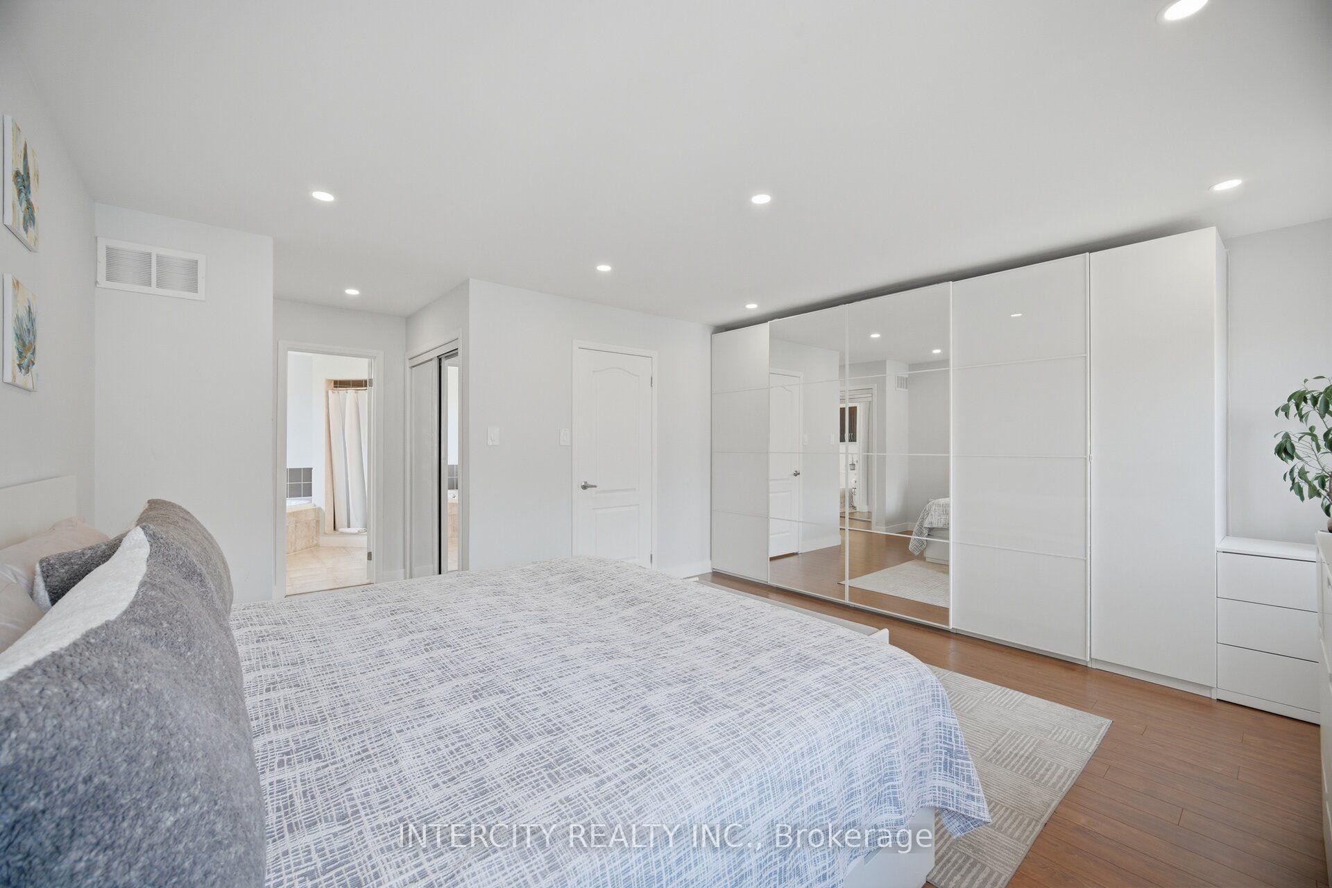 Photo 8 of 64 Coranto Way, Vaughan, Vellore Village — HOMEH