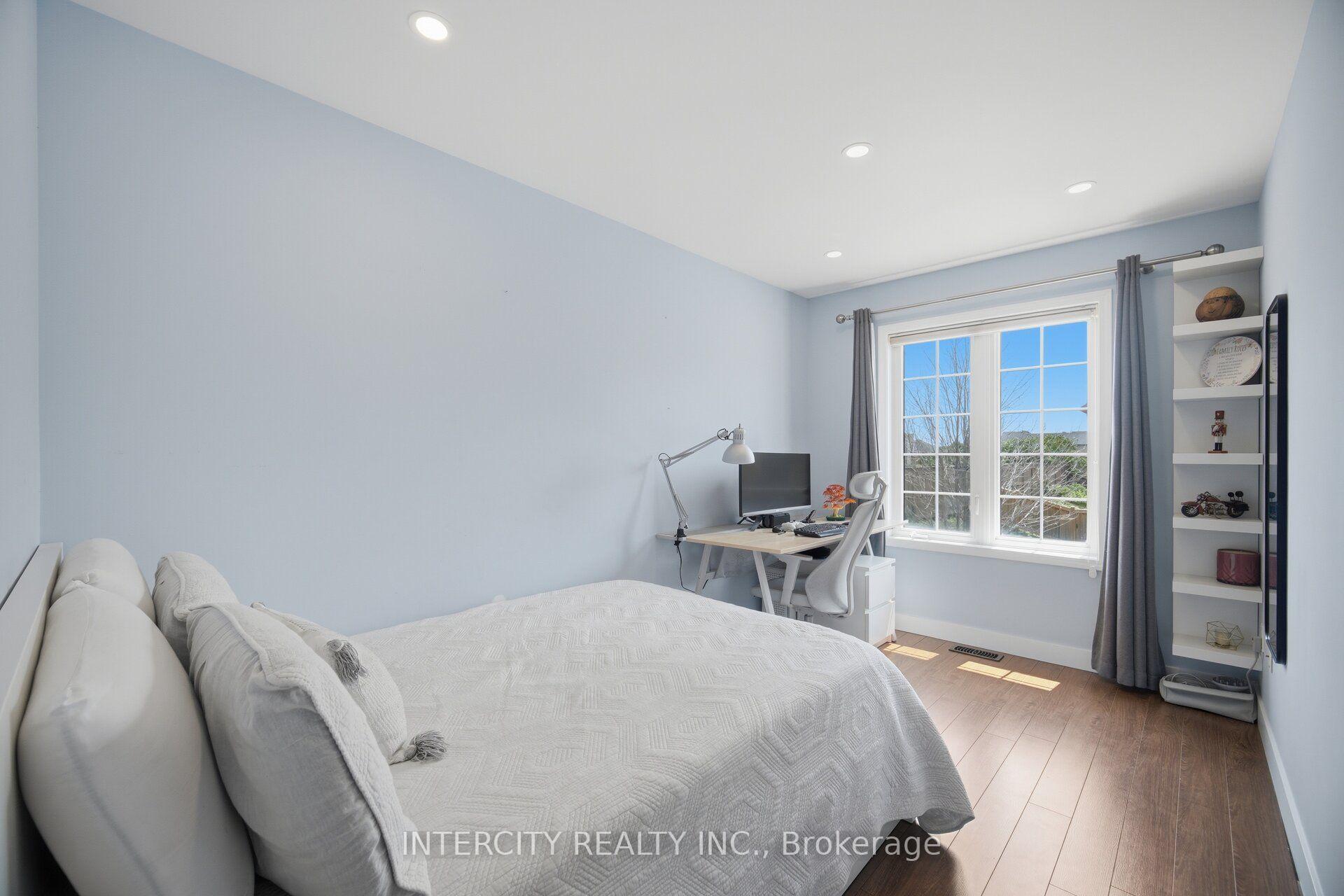 Photo 10 of 64 Coranto Way, Vaughan, Vellore Village — HOMEH
