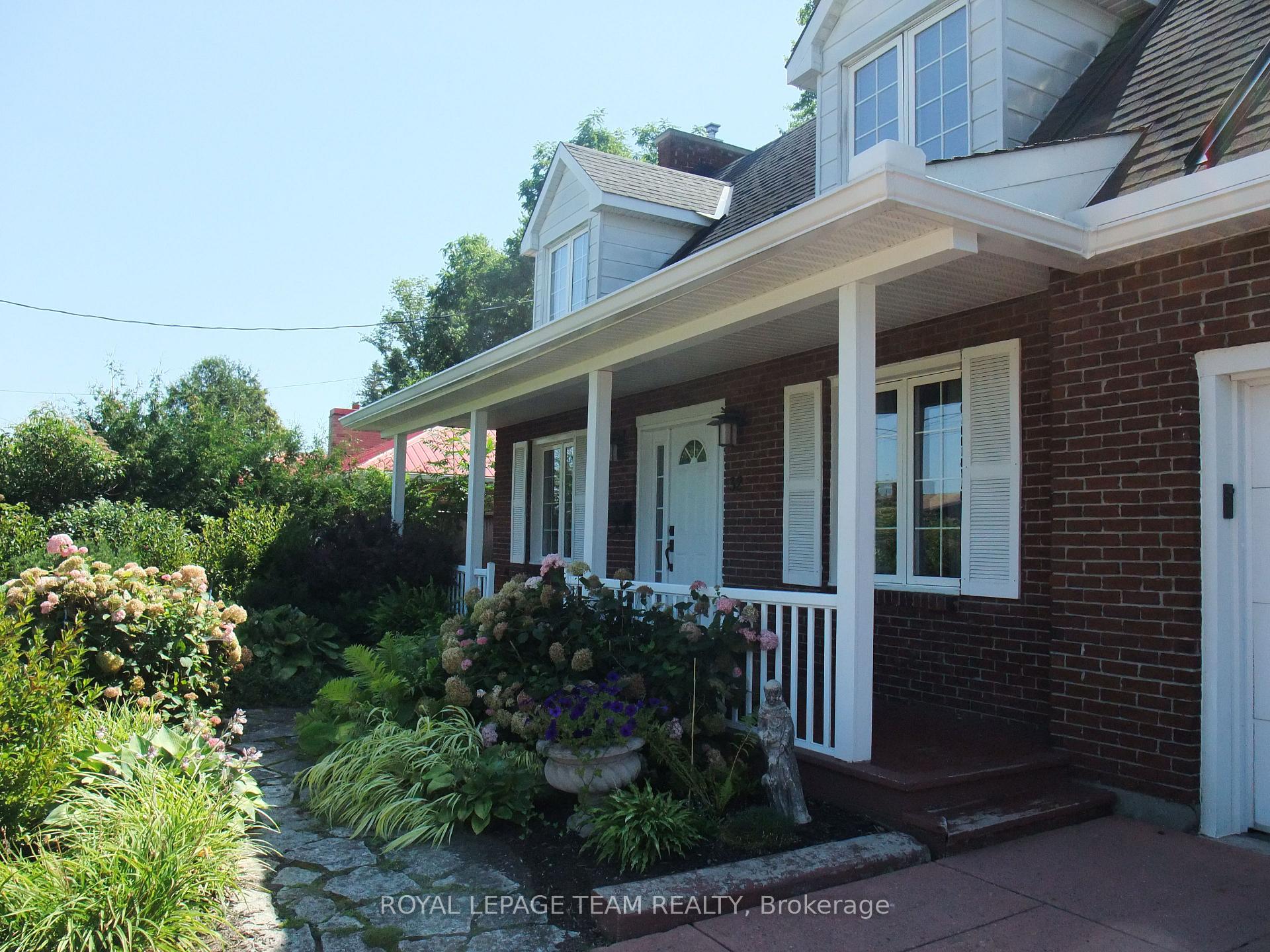 Photo 2 of 32 Gary Crescent, Arnprior, Arnprior — HOMEH