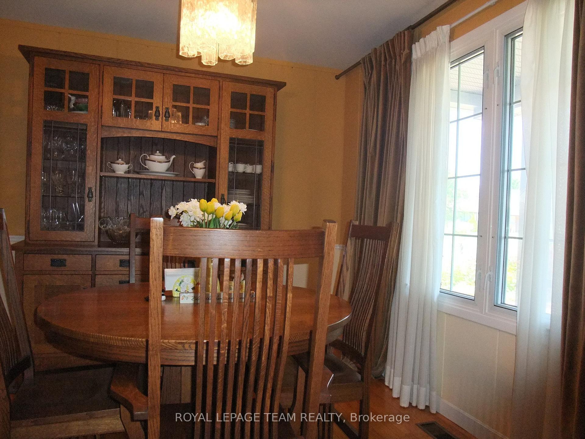 Photo 12 of 32 Gary Crescent, Arnprior, Arnprior — HOMEH
