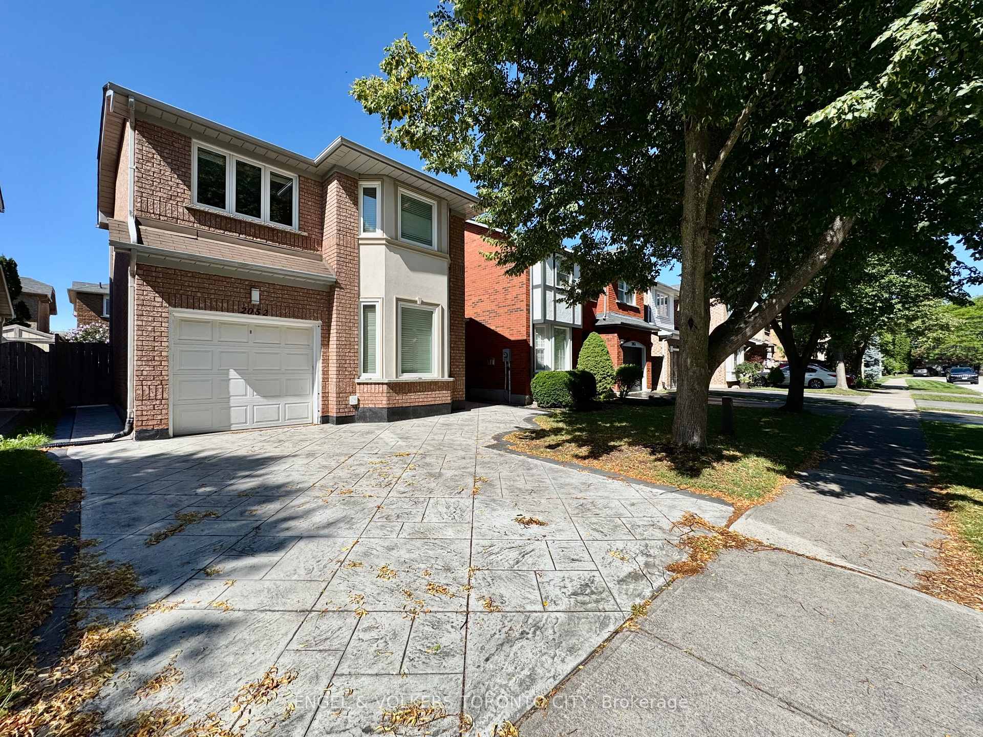 Photo 1 of 2052 Oak Bliss Crescent, Oakville, West Oak Trails — HOMEH