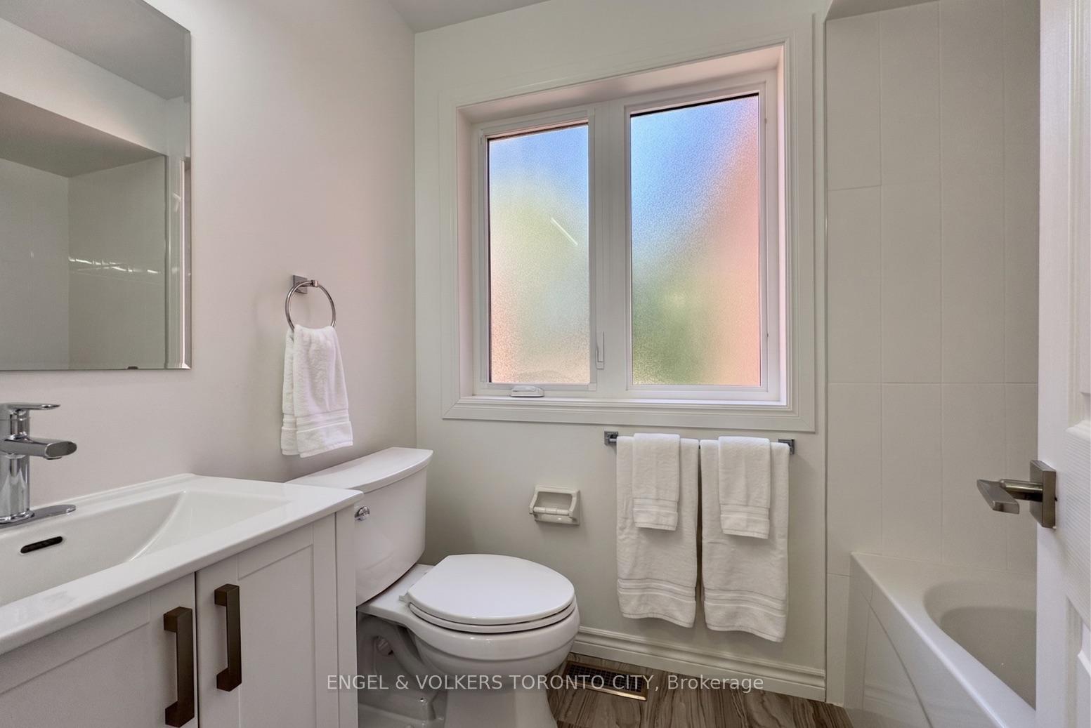 Photo 13 of 2052 Oak Bliss Crescent, Oakville, West Oak Trails — HOMEH