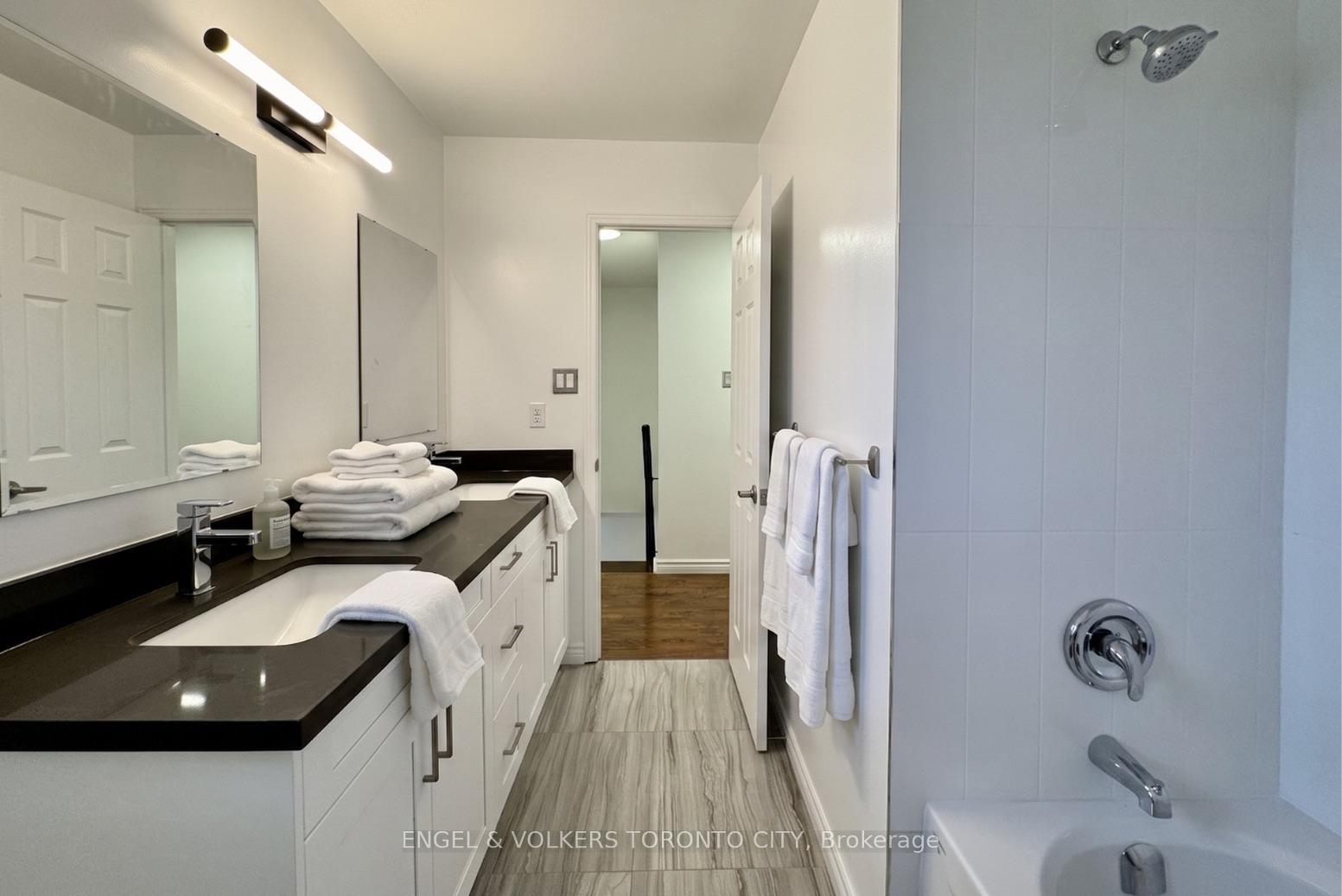 Photo 16 of 2052 Oak Bliss Crescent, Oakville, West Oak Trails — HOMEH