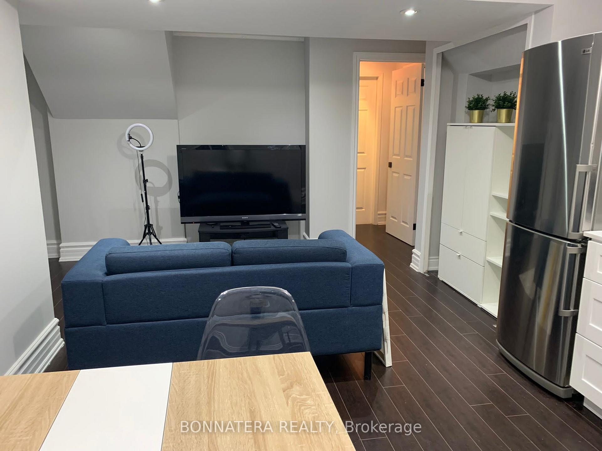 Photo 1 of Unit Bsmt, 284 Hickory Circle, Oakville, Wedgewood Creek — HOMEH