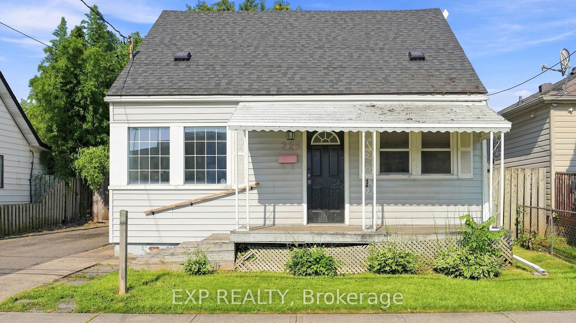 Photo 3 of 225 Grantham Avenue, St. Catharines, Facer — HOMEH