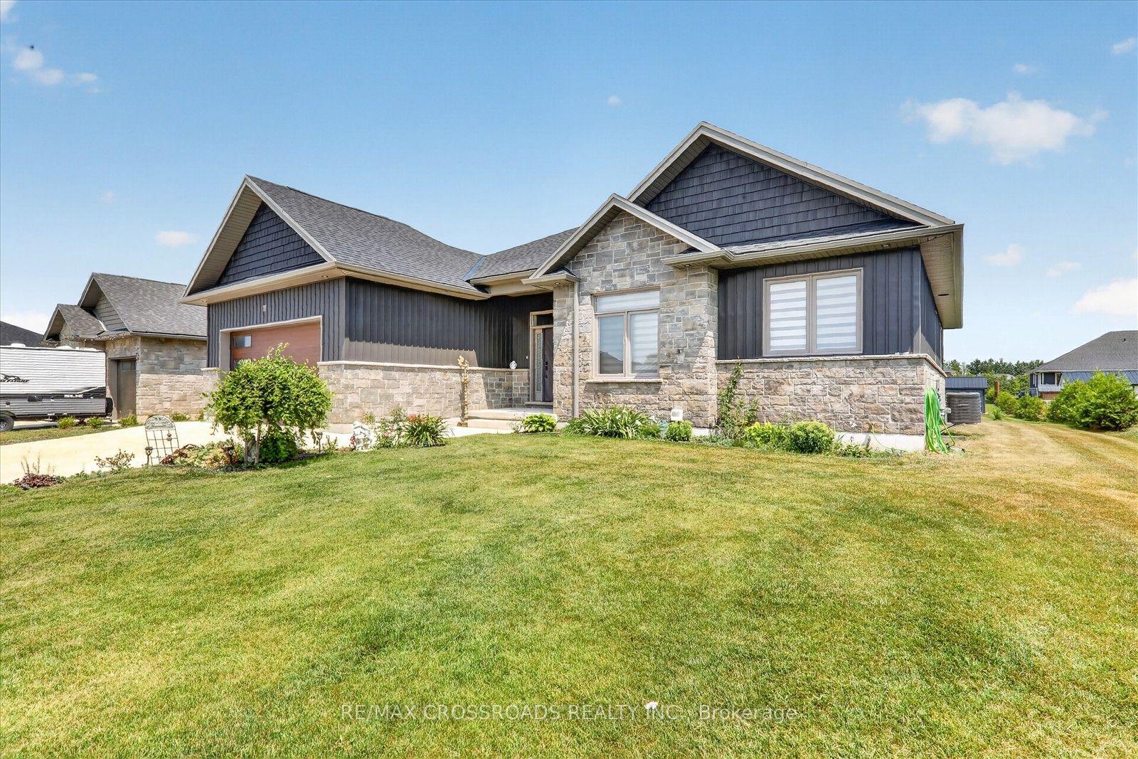 Photo 5 of 11 Mctavish Crescent, Huron-Kinloss — HOMEH