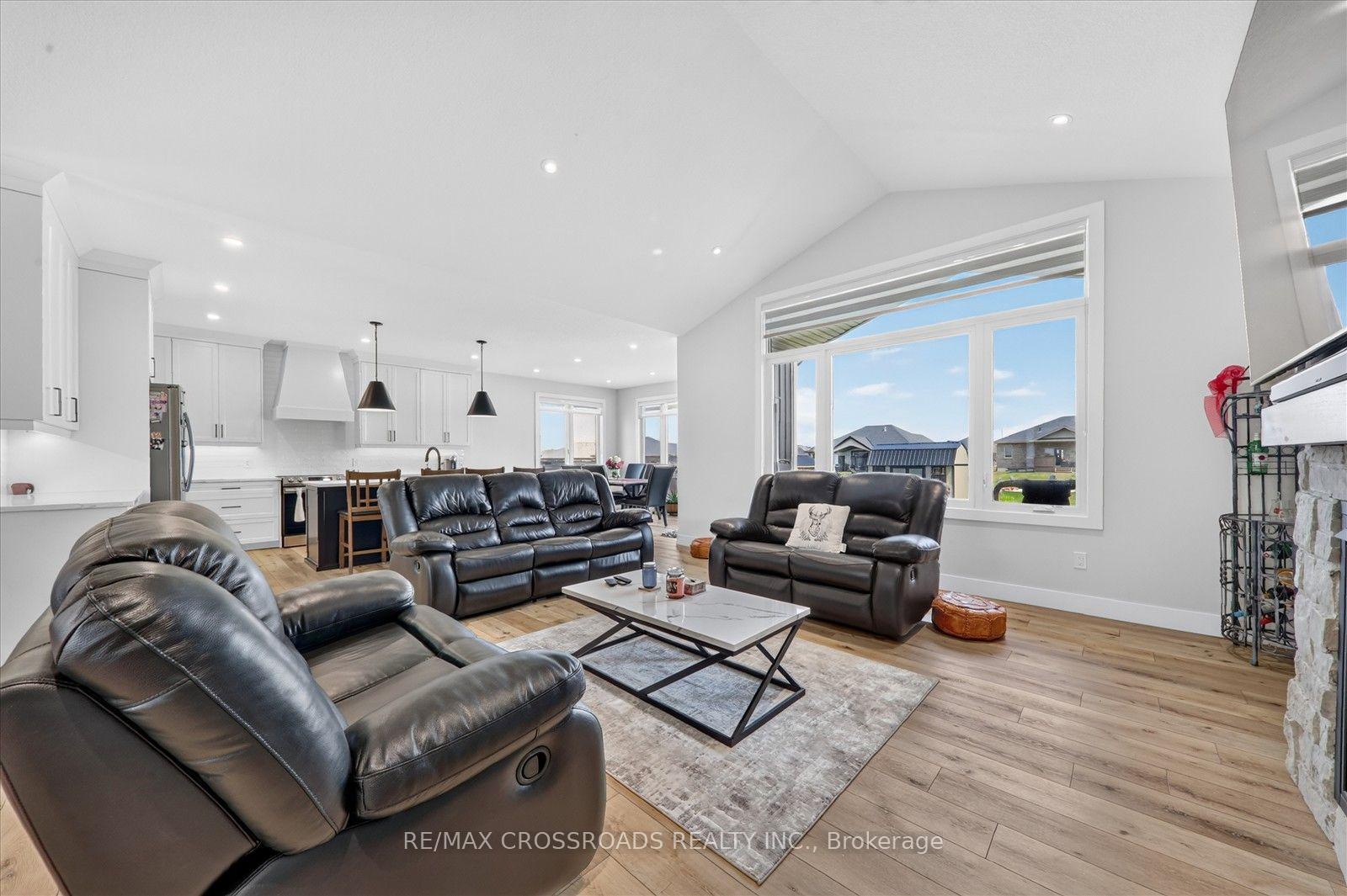 Photo 8 of 11 Mctavish Crescent, Huron-Kinloss — HOMEH