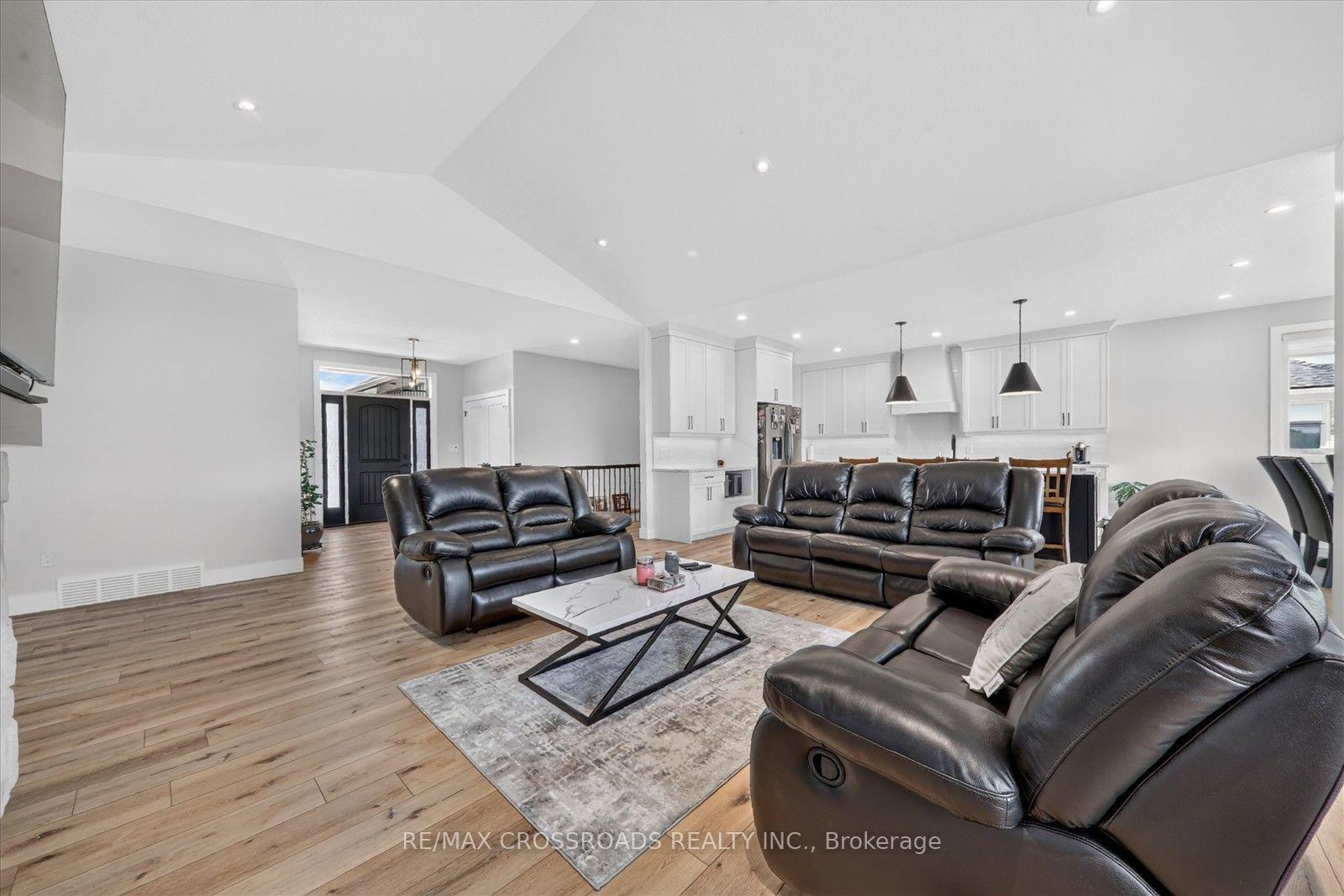 Photo 9 of 11 Mctavish Crescent, Huron-Kinloss — HOMEH