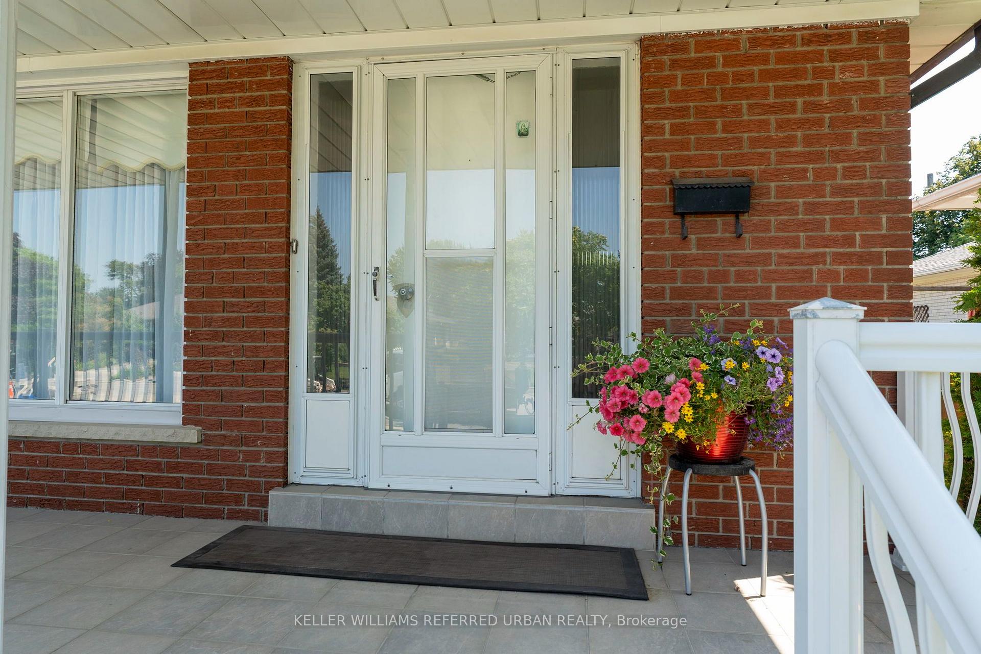 Photo 4 of 19 Groverdale Road, Etobicoke, Etobicoke West Mall — HOMEH