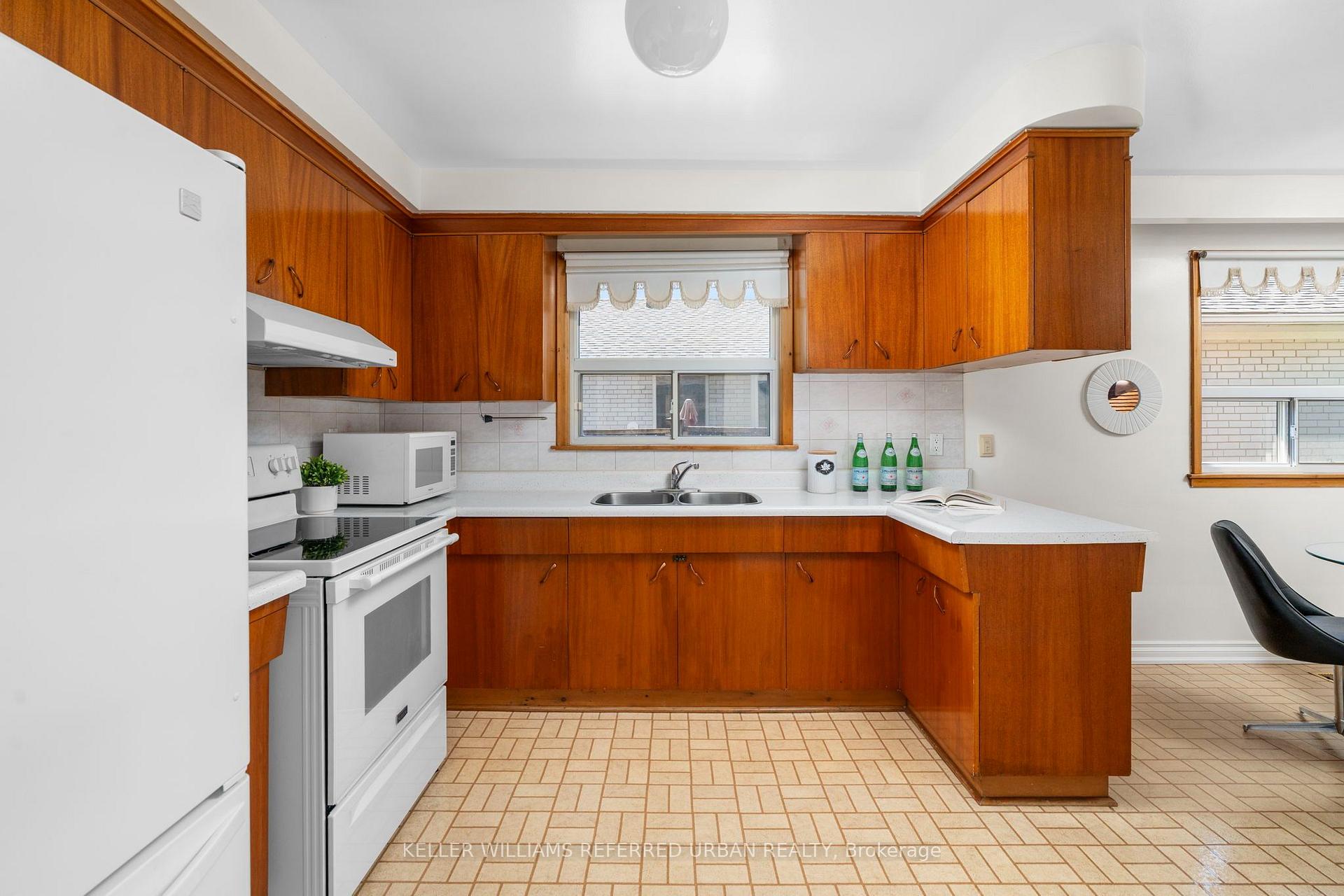 Photo 9 of 19 Groverdale Road, Etobicoke, Etobicoke West Mall — HOMEH