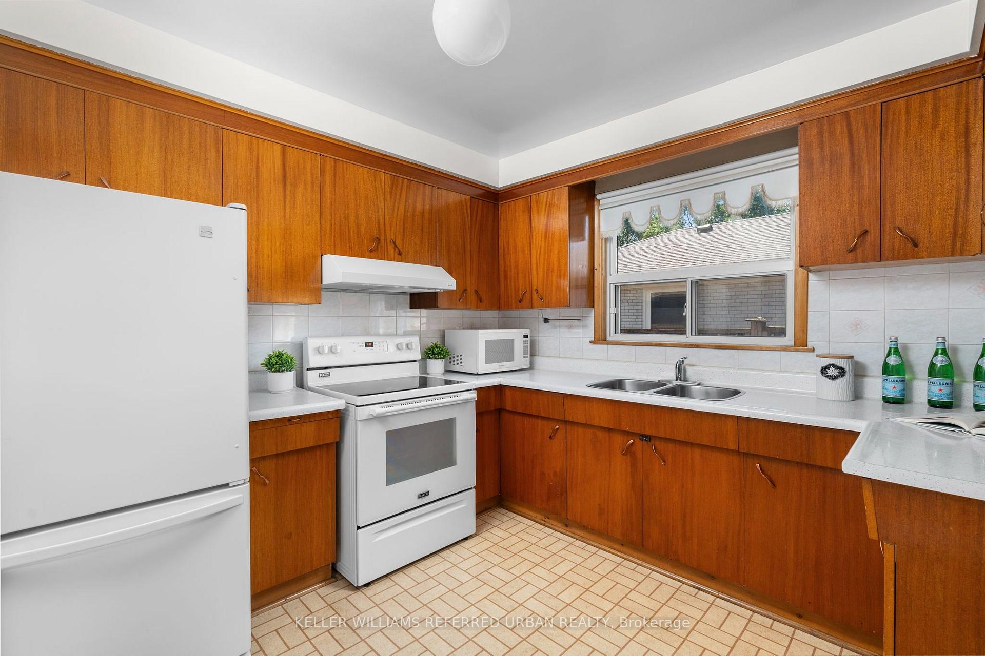 Photo 10 of 19 Groverdale Road, Etobicoke, Etobicoke West Mall — HOMEH
