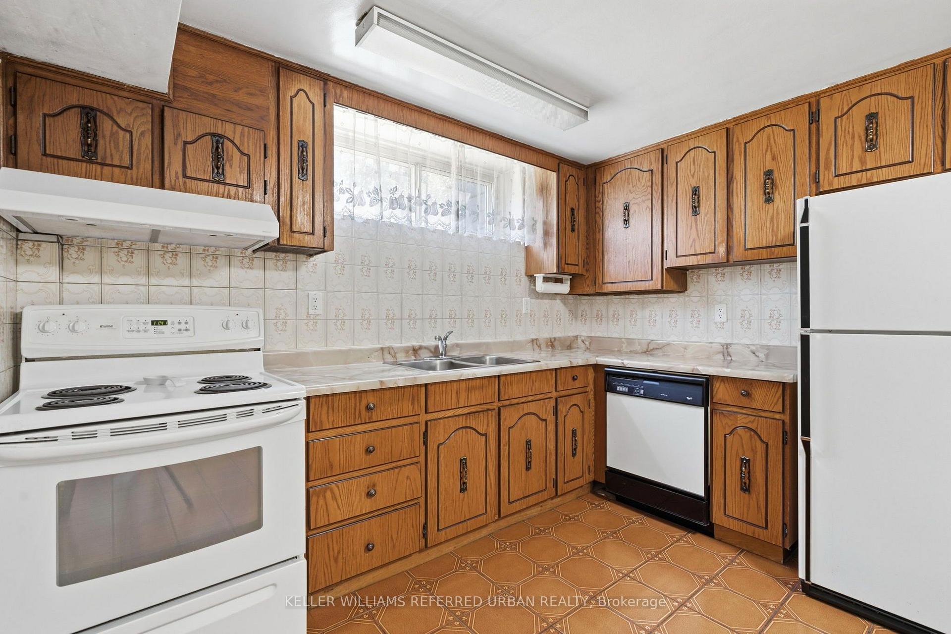 Photo 23 of 19 Groverdale Road, Etobicoke, Etobicoke West Mall — HOMEH