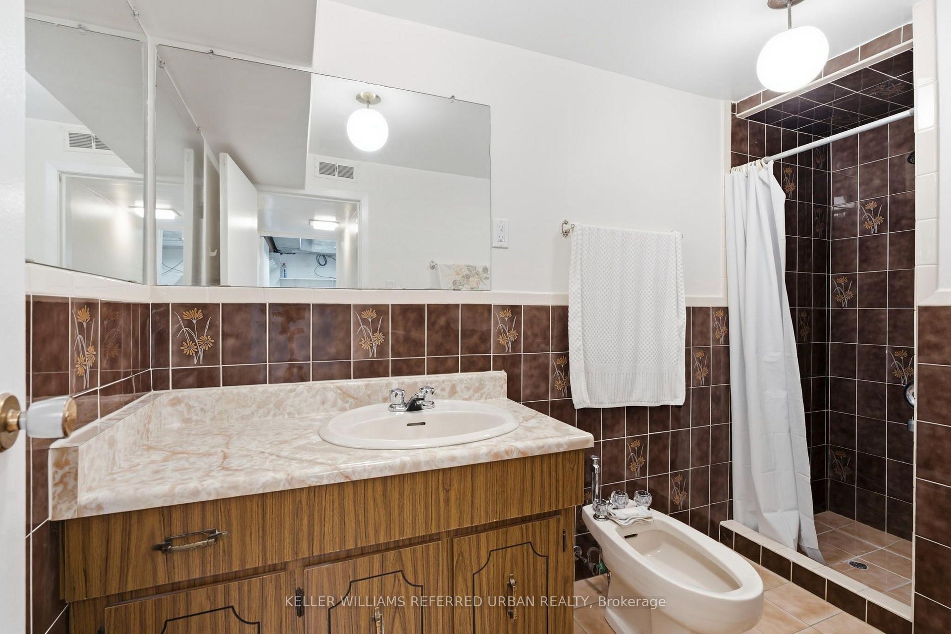 Photo 25 of 19 Groverdale Road, Etobicoke, Etobicoke West Mall — HOMEH