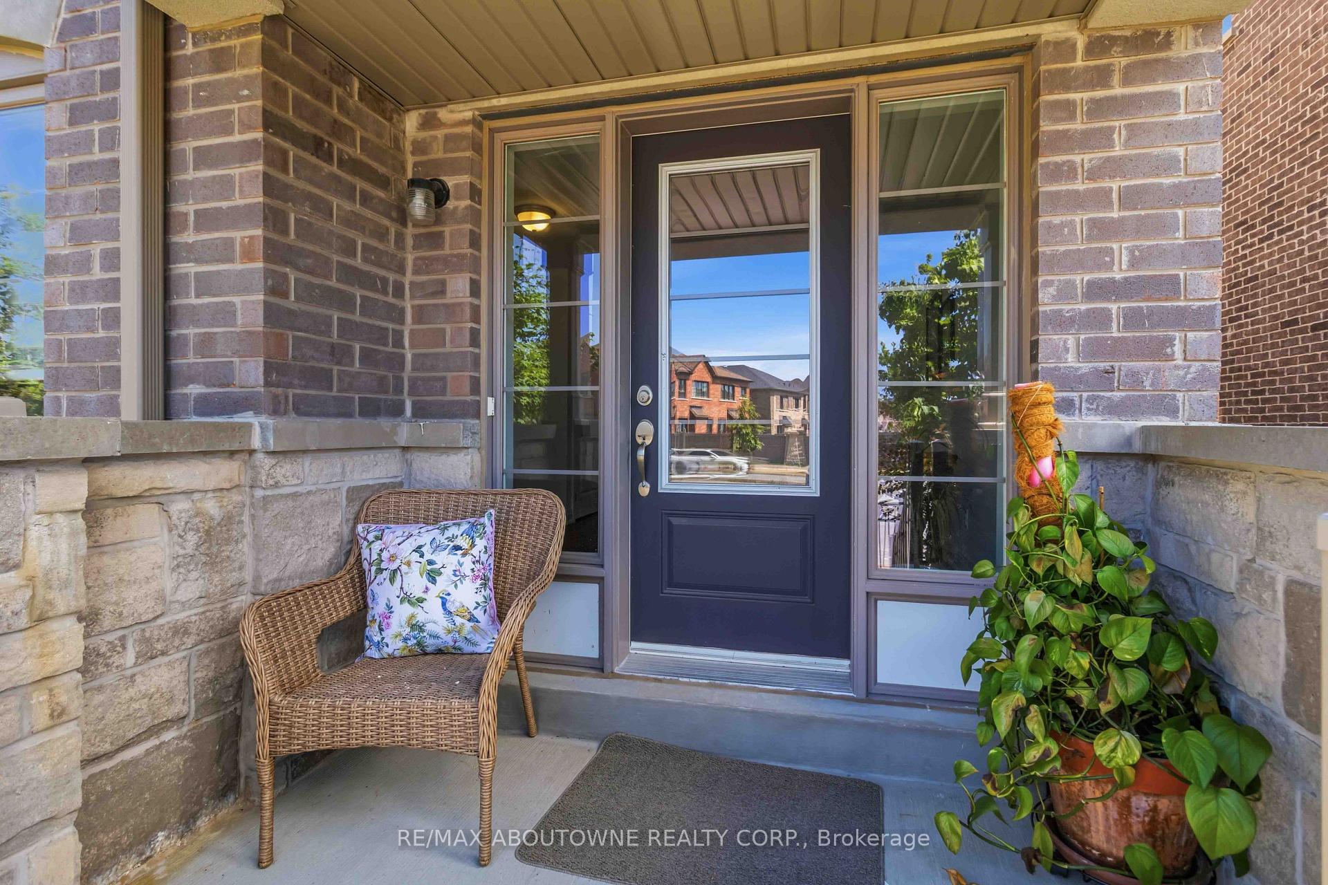 Photo 3 of 14 Summerbeam Way, Brampton, Bram West — HOMEH