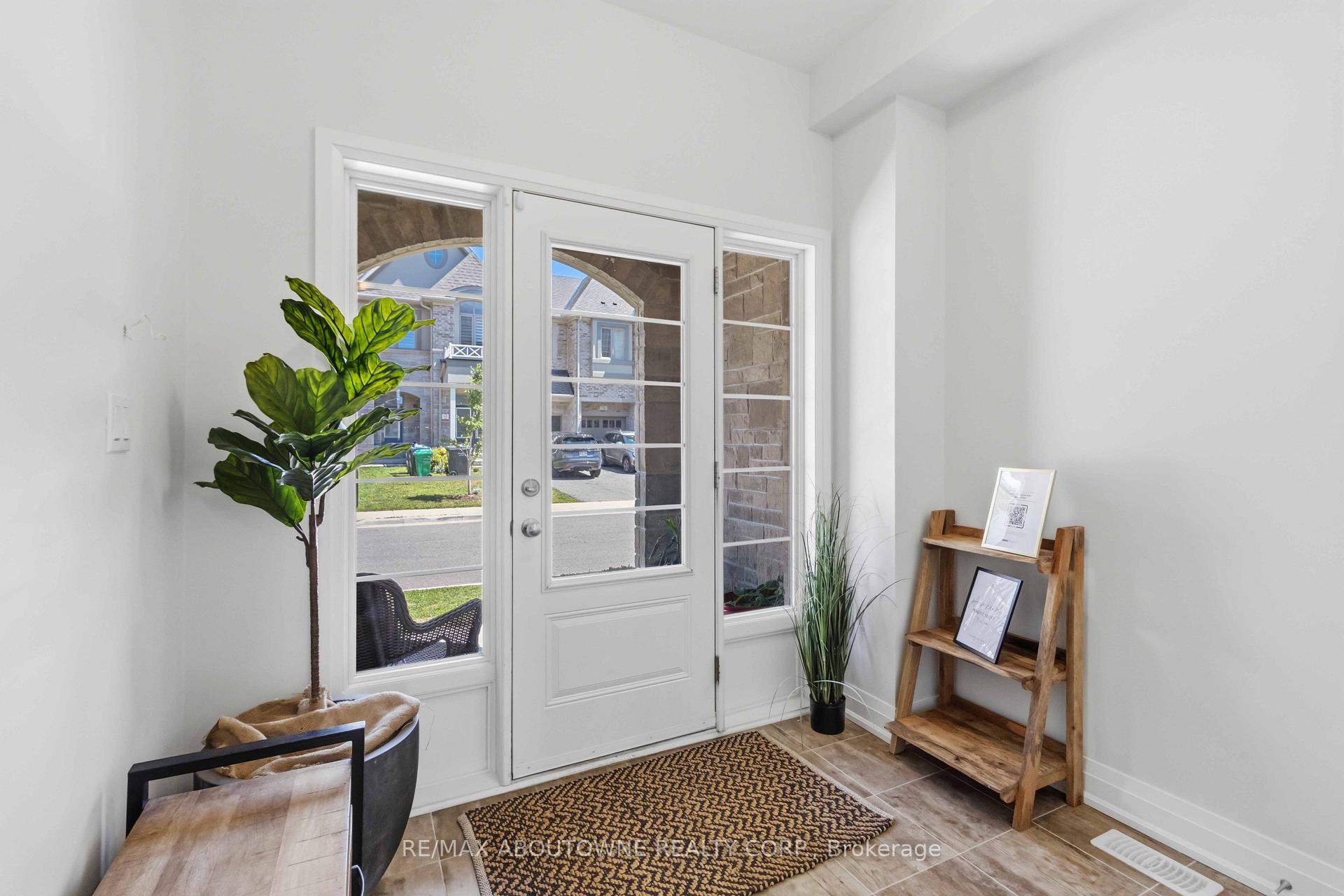 Photo 4 of 14 Summerbeam Way, Brampton, Bram West — HOMEH