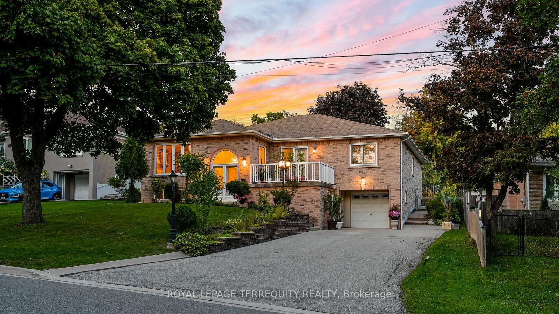 Photo 2 of 134 Hadrian Drive, Etobicoke, Elms-Old Rexdale — HOMEH