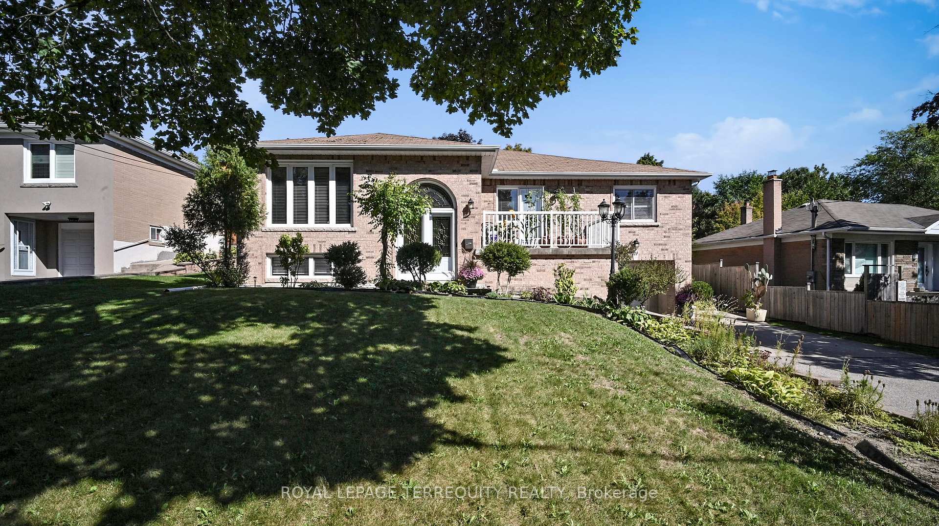 Photo 3 of 134 Hadrian Drive, Etobicoke, Elms-Old Rexdale — HOMEH