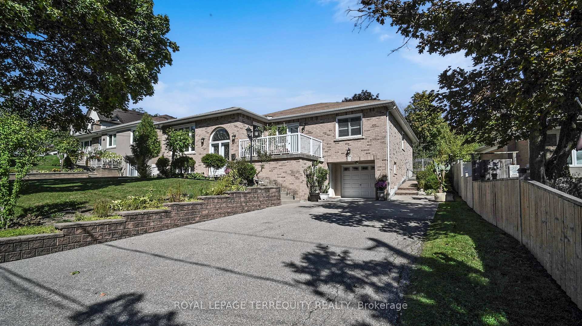 Photo 4 of 134 Hadrian Drive, Etobicoke, Elms-Old Rexdale — HOMEH