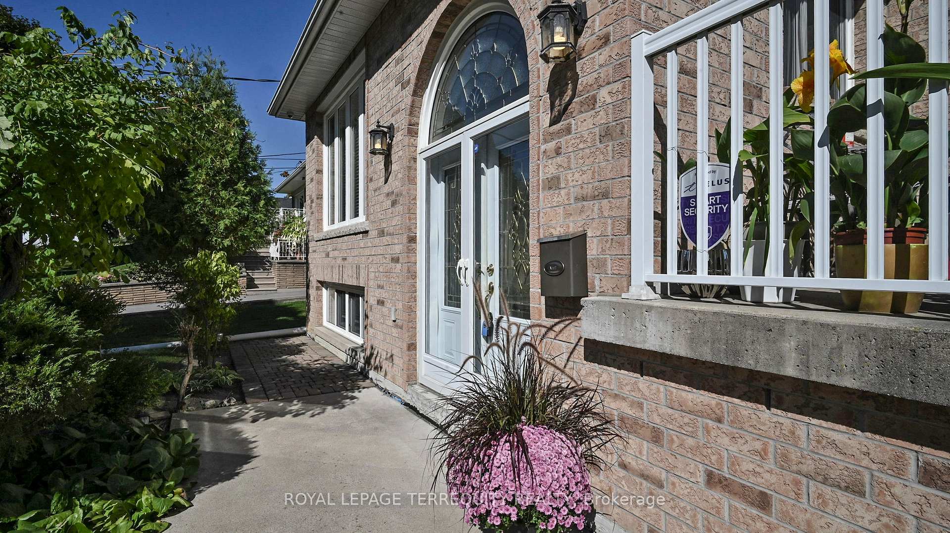 Photo 5 of 134 Hadrian Drive, Etobicoke, Elms-Old Rexdale — HOMEH