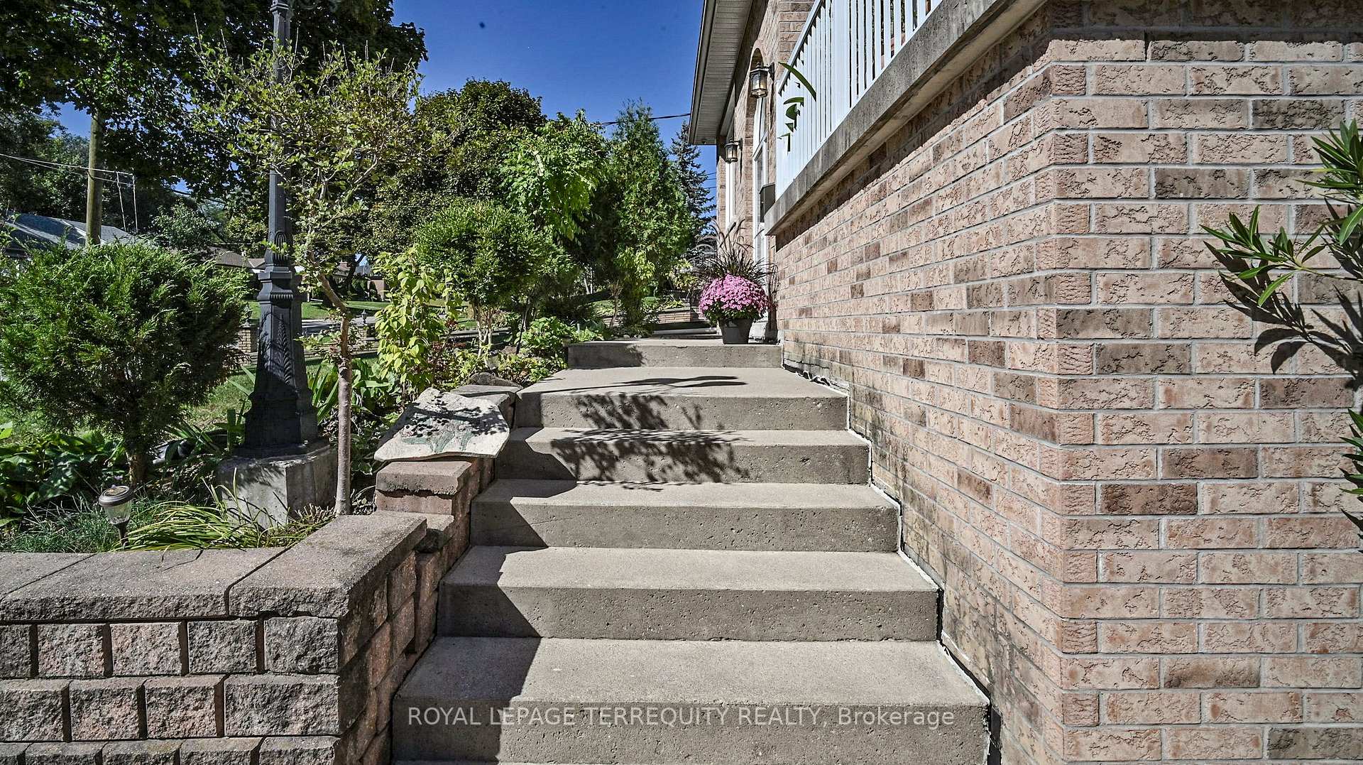 Photo 7 of 134 Hadrian Drive, Etobicoke, Elms-Old Rexdale — HOMEH