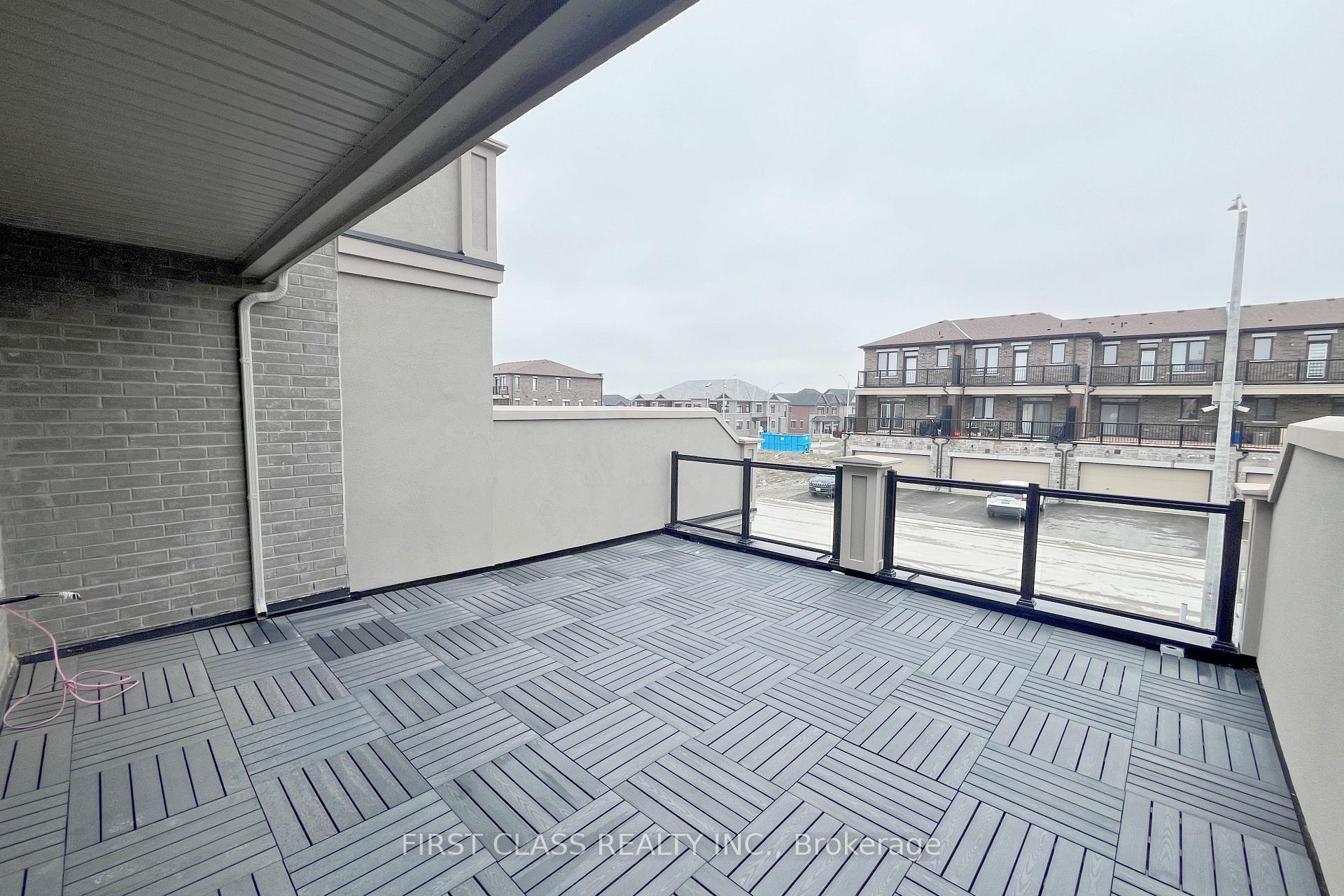 Photo 3 of 33 Mumbai Drive, Markham, Middlefield — HOMEH