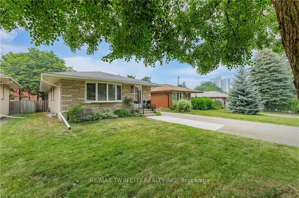 Photo 2 of 111 Kimberly Crescent, Cambridge — HOMEH