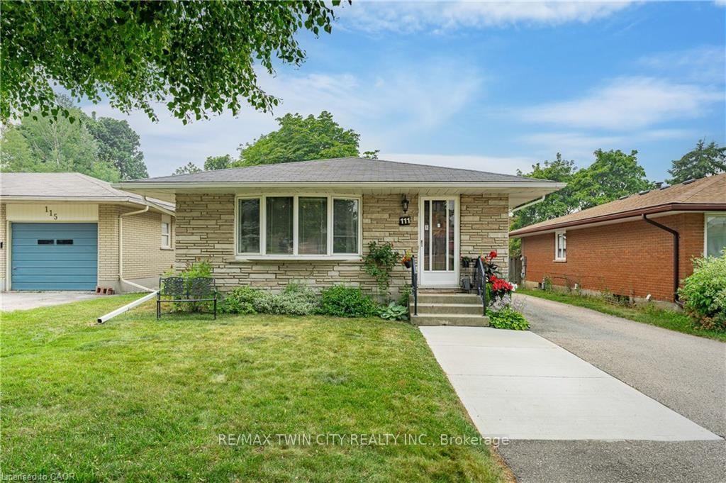 Photo 3 of 111 Kimberly Crescent, Cambridge — HOMEH