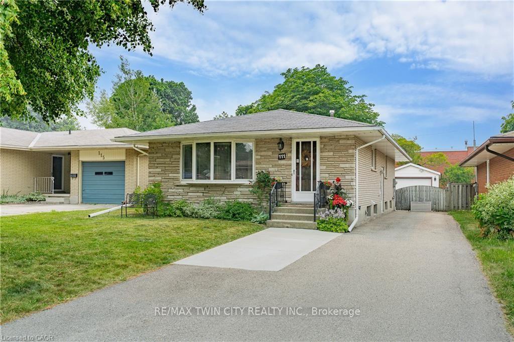 Photo 4 of 111 Kimberly Crescent, Cambridge — HOMEH