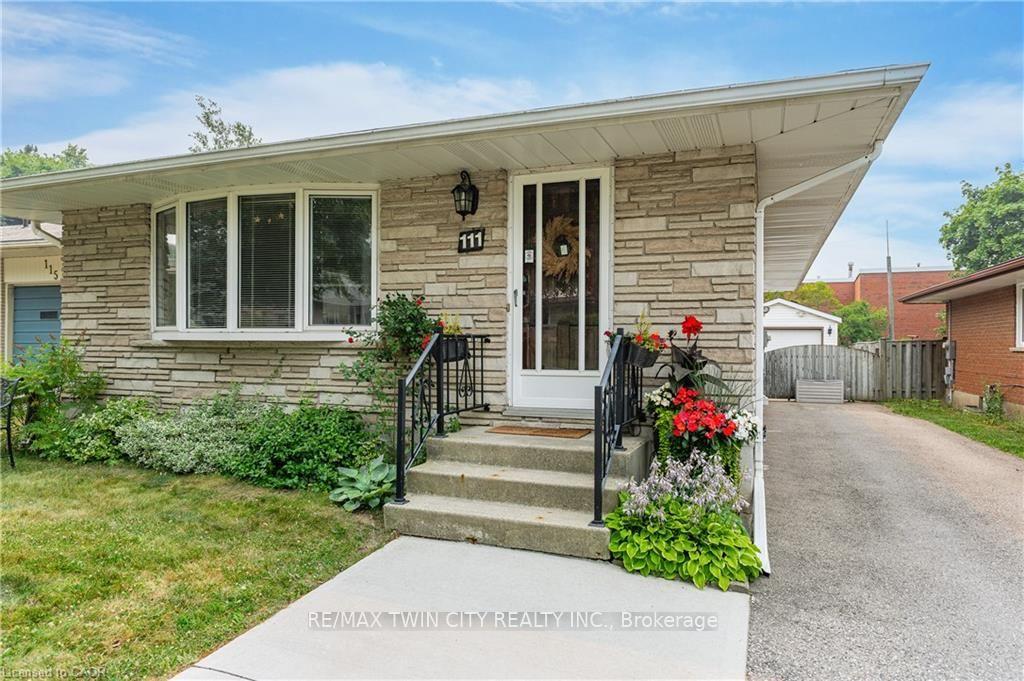 Photo 5 of 111 Kimberly Crescent, Cambridge — HOMEH