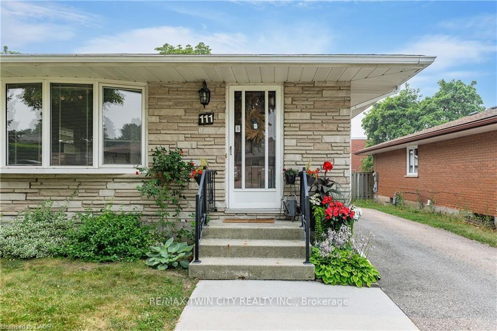 Photo 6 of 111 Kimberly Crescent, Cambridge — HOMEH