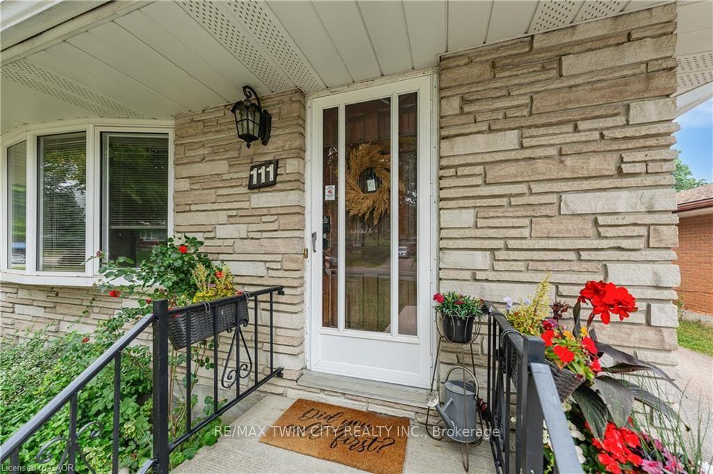Photo 7 of 111 Kimberly Crescent, Cambridge — HOMEH