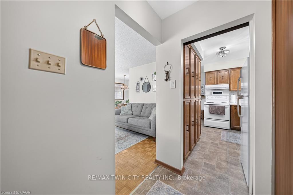 Photo 10 of 111 Kimberly Crescent, Cambridge — HOMEH