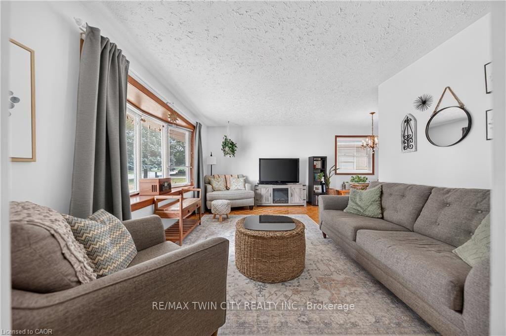 Photo 11 of 111 Kimberly Crescent, Cambridge — HOMEH