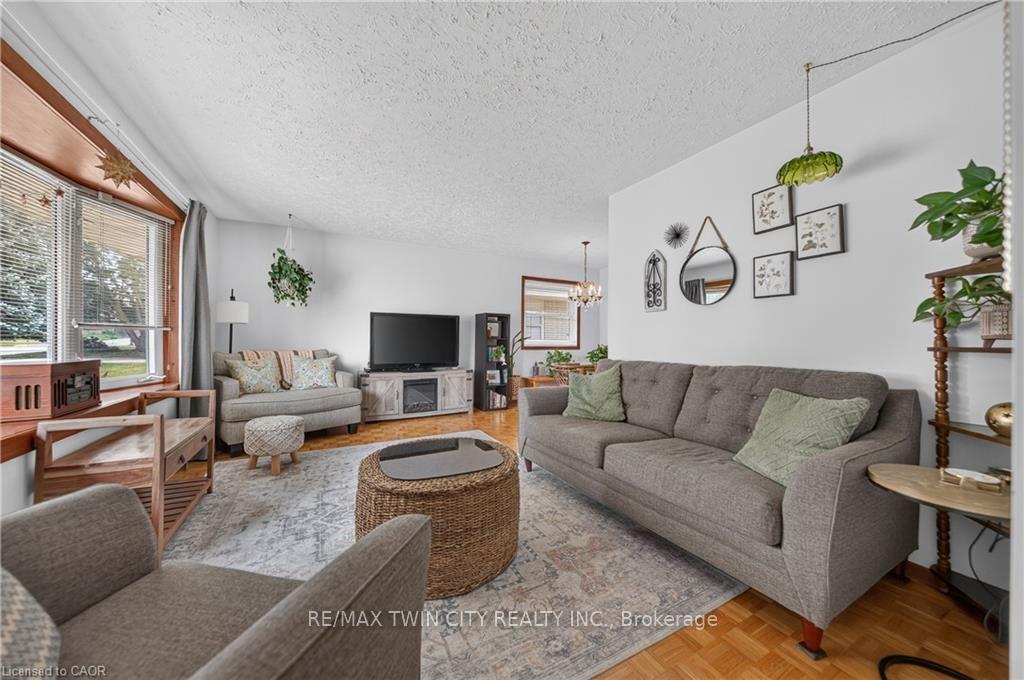 Photo 12 of 111 Kimberly Crescent, Cambridge — HOMEH