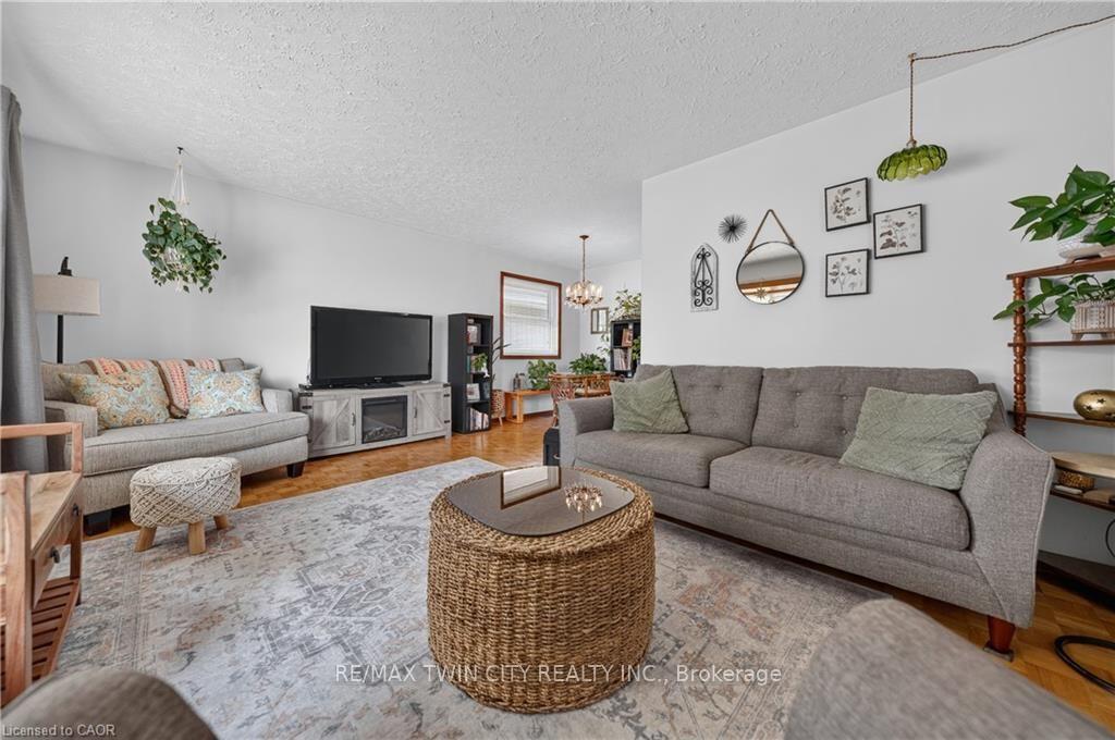 Photo 13 of 111 Kimberly Crescent, Cambridge — HOMEH