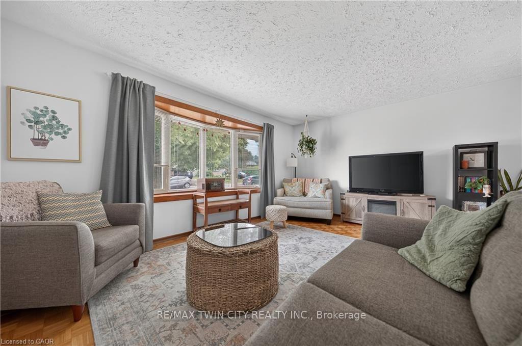Photo 14 of 111 Kimberly Crescent, Cambridge — HOMEH