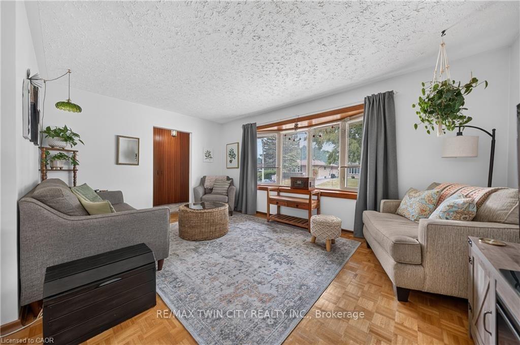 Photo 15 of 111 Kimberly Crescent, Cambridge — HOMEH