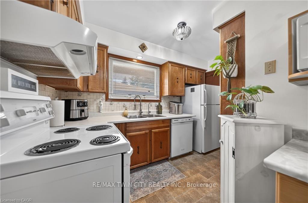 Photo 23 of 111 Kimberly Crescent, Cambridge — HOMEH