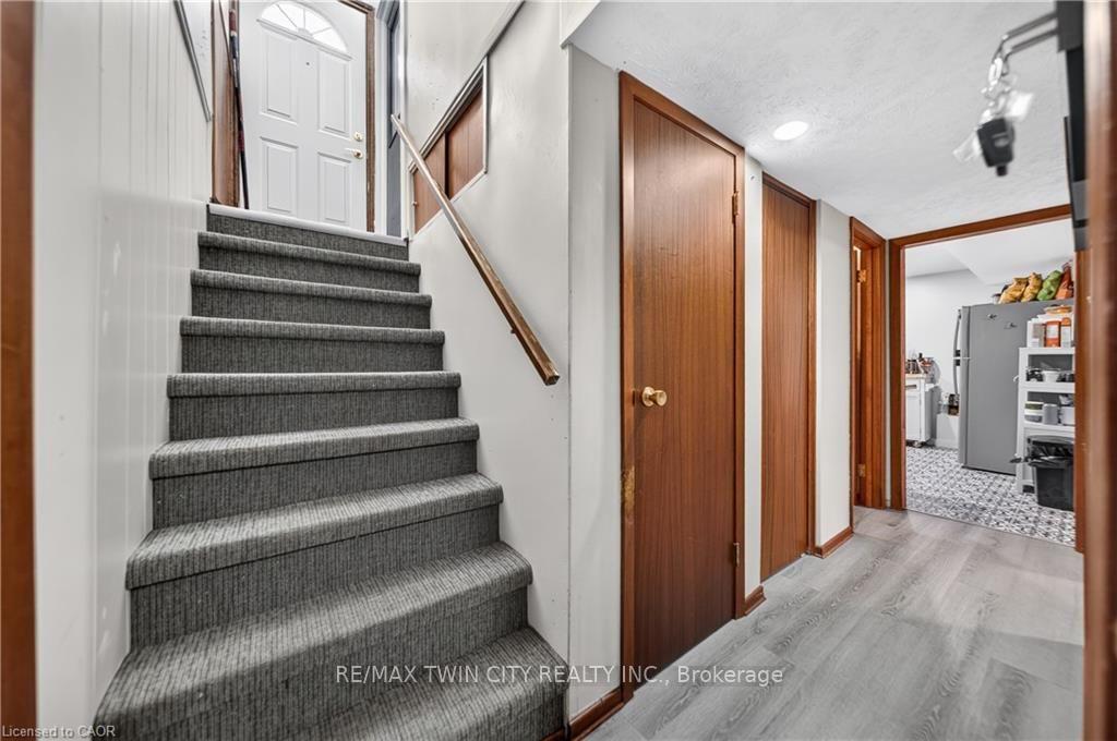 Photo 33 of 111 Kimberly Crescent, Cambridge — HOMEH