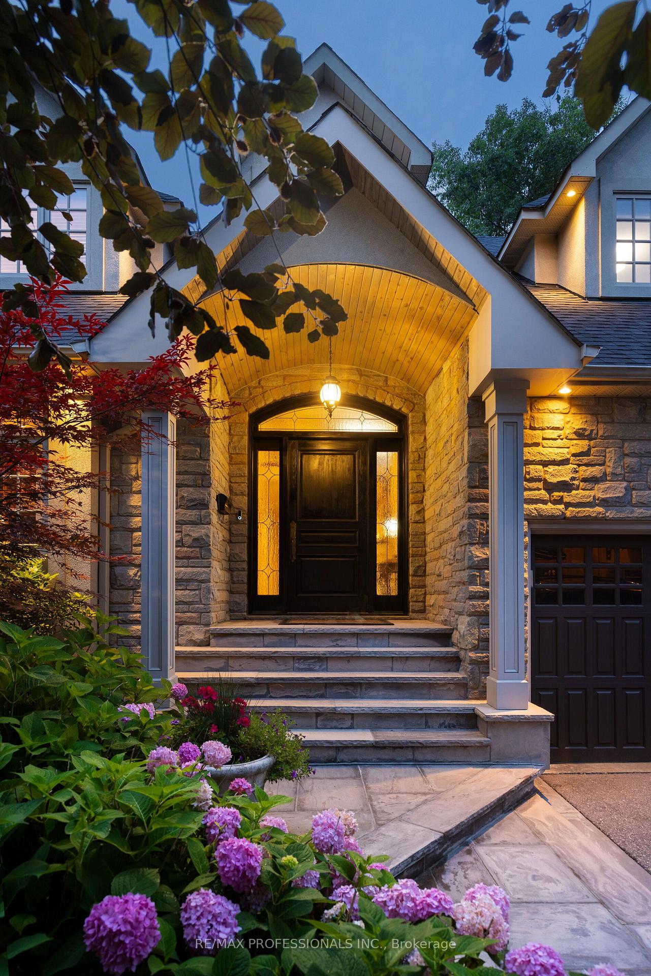 Photo 3 of 83 Wimbleton Road, Etobicoke, Edenbridge-Humber Valley — HOMEH