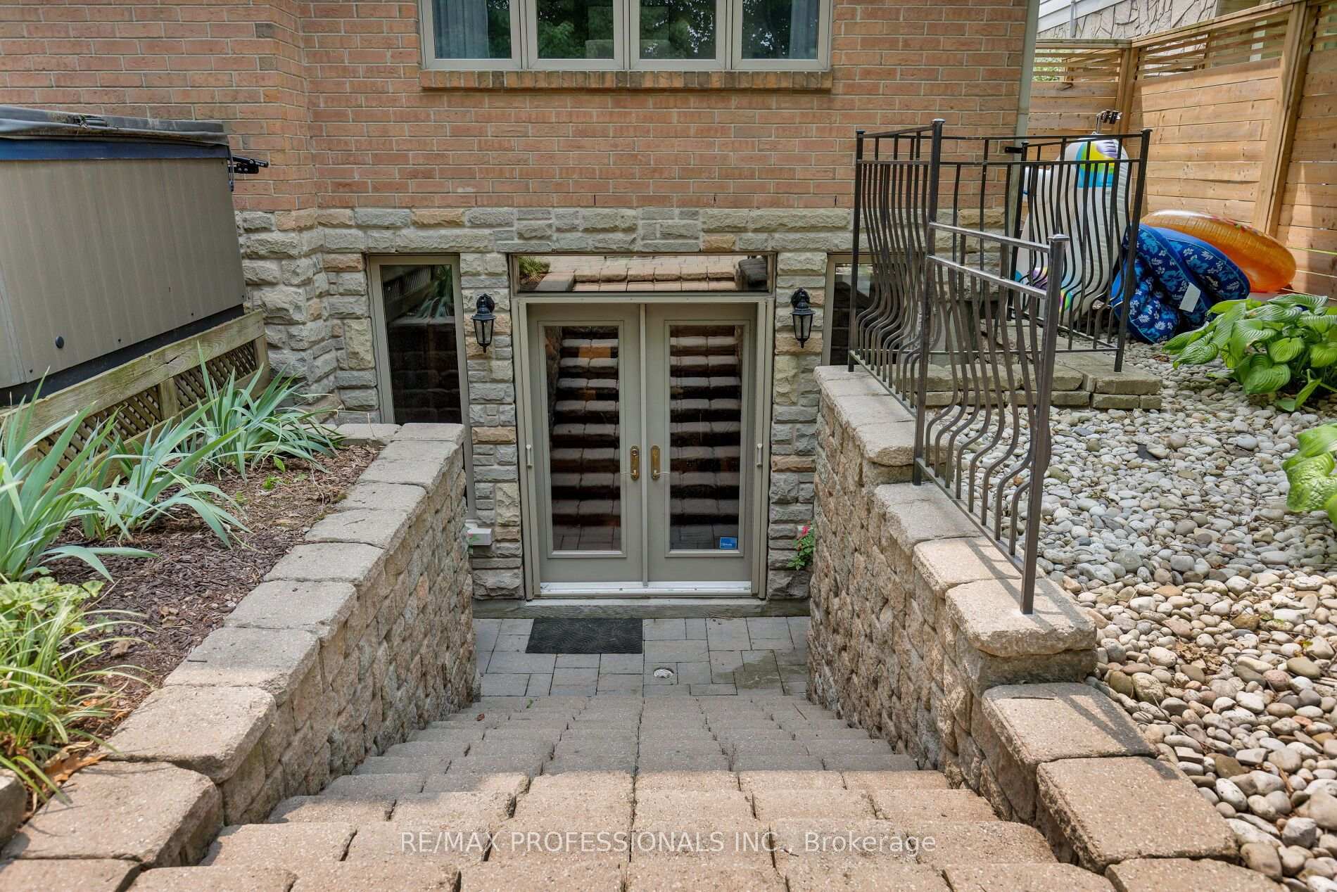 Photo 44 of 83 Wimbleton Road, Etobicoke, Edenbridge-Humber Valley — HOMEH