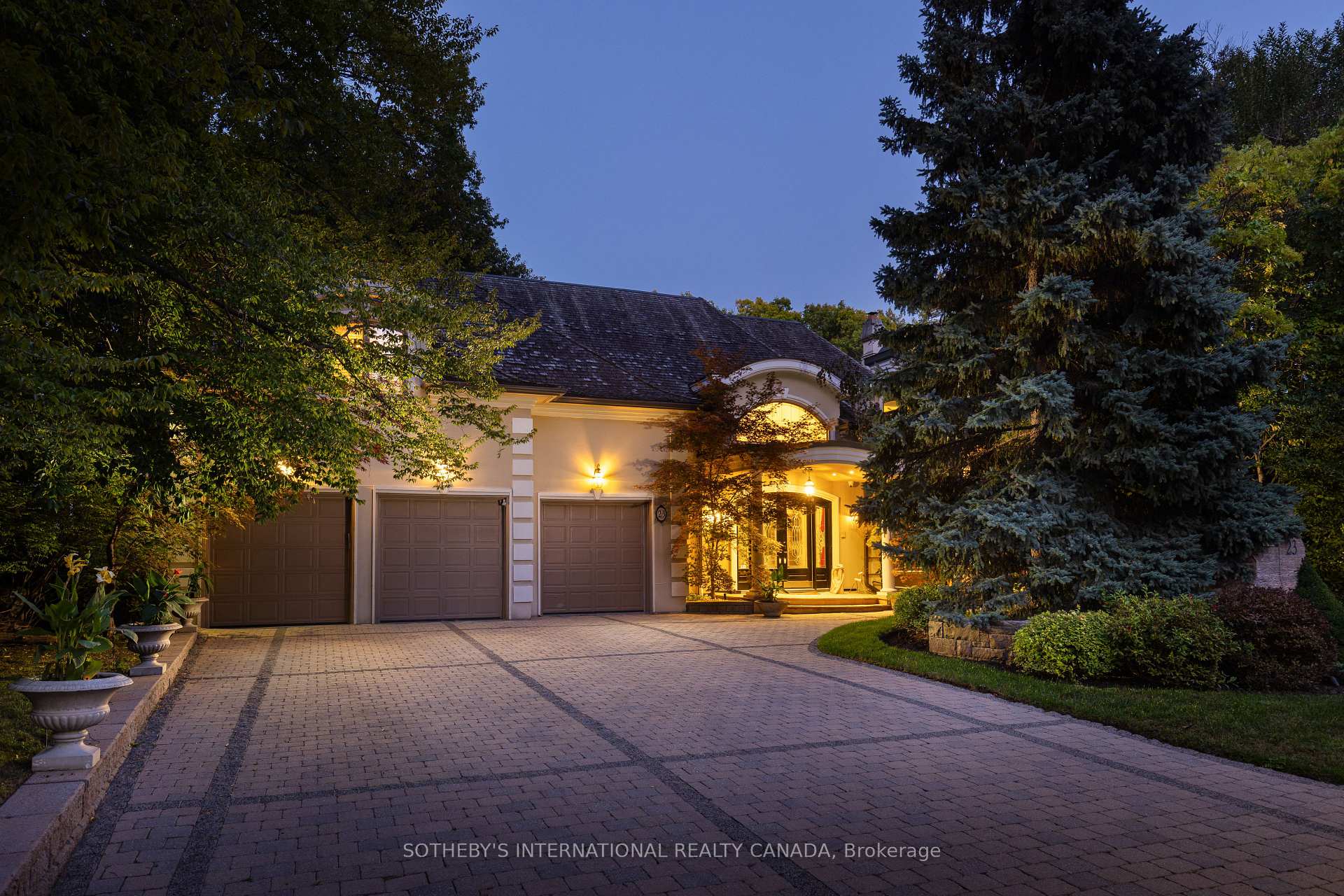 Photo 2 of 23 Edenbrook Hill, Etobicoke, Edenbridge-Humber Valley — HOMEH