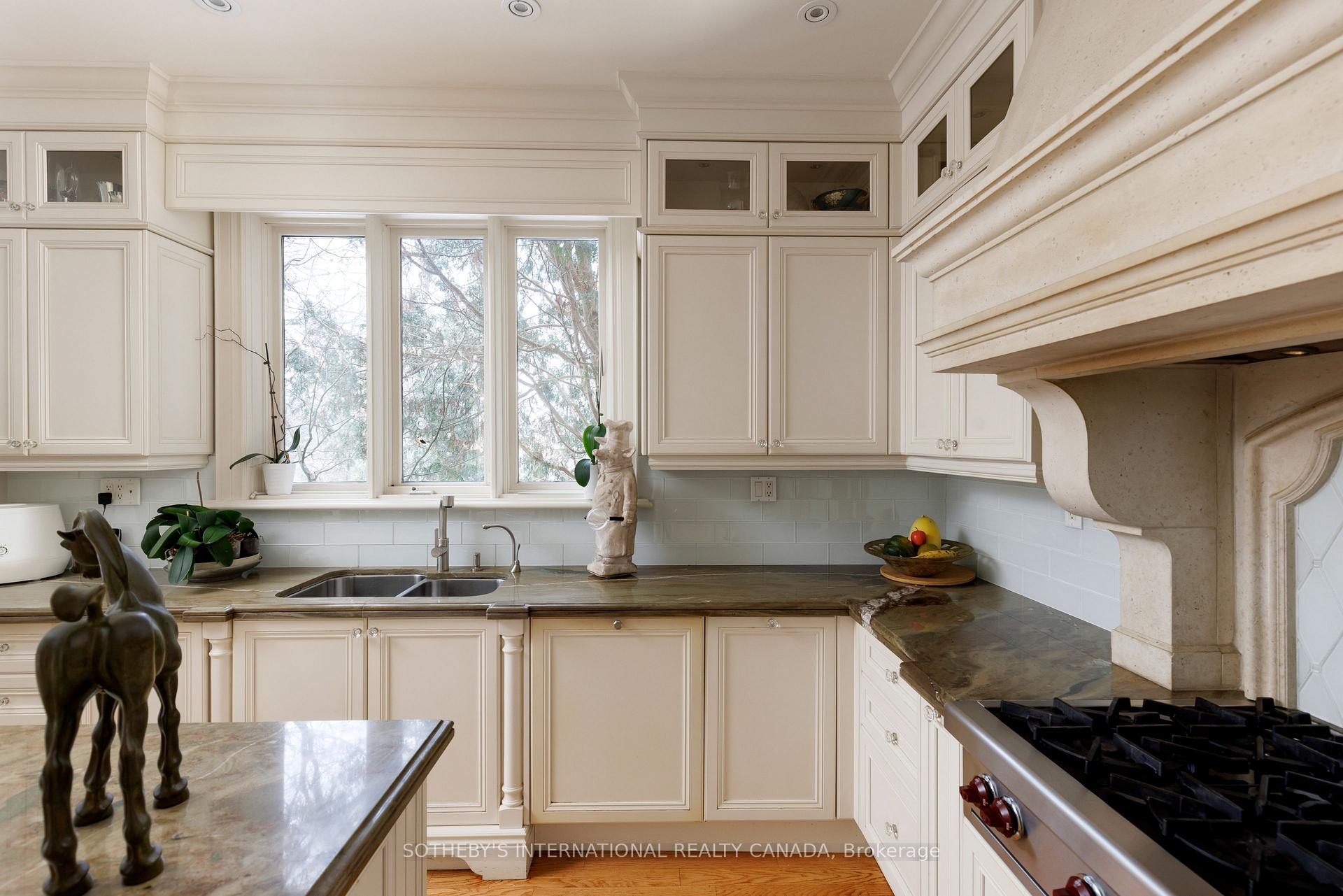 Photo 16 of 23 Edenbrook Hill, Etobicoke, Edenbridge-Humber Valley — HOMEH