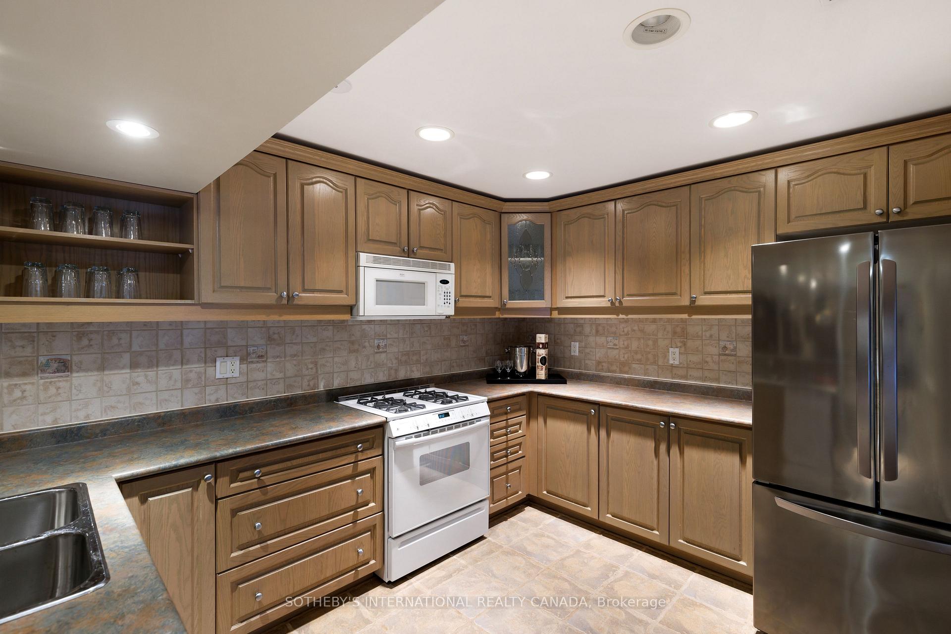 Photo 48 of 23 Edenbrook Hill, Etobicoke, Edenbridge-Humber Valley — HOMEH