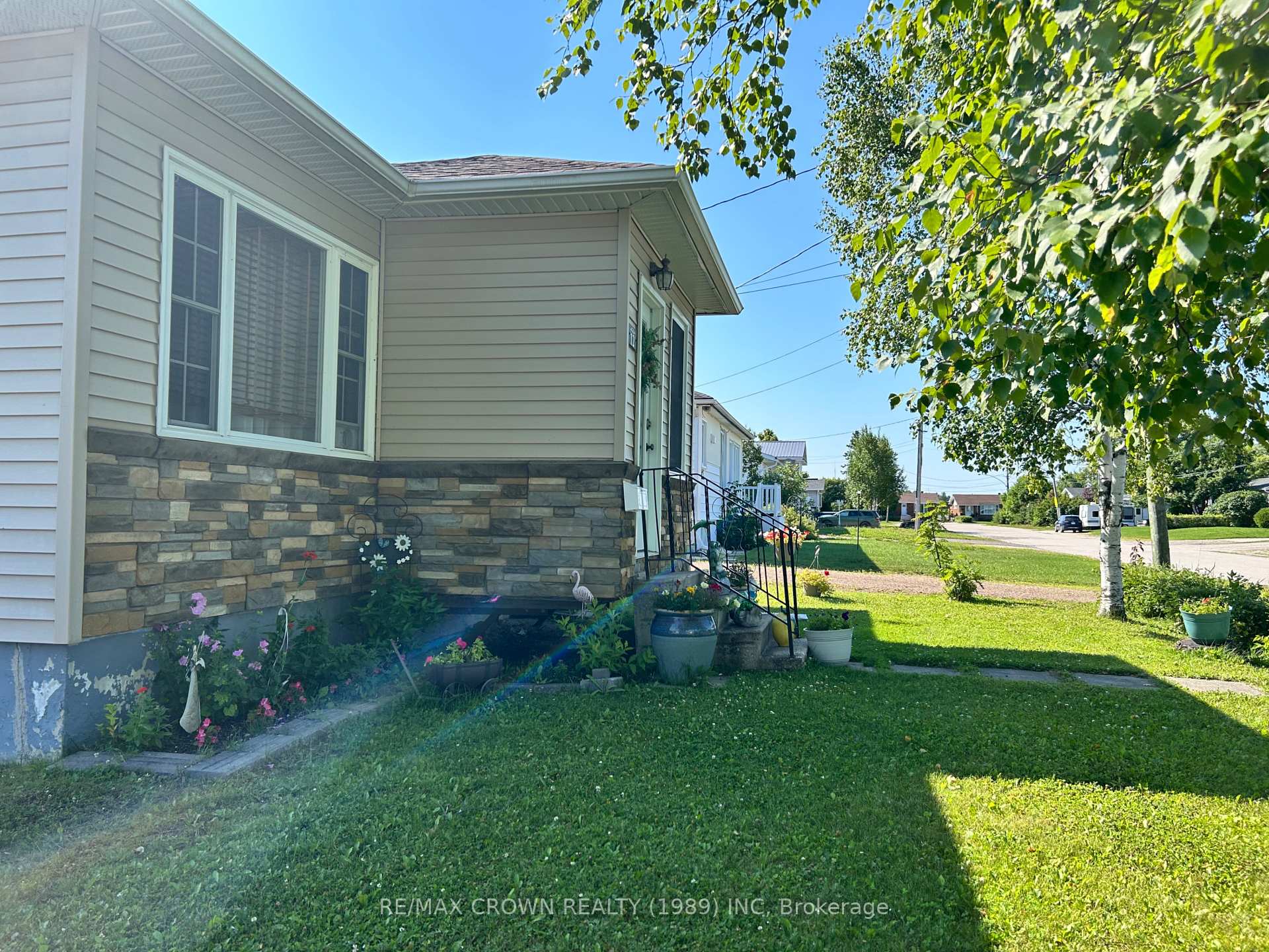 Photo 4 of 12 Erickson Avenue, Kapuskasing — HOMEH