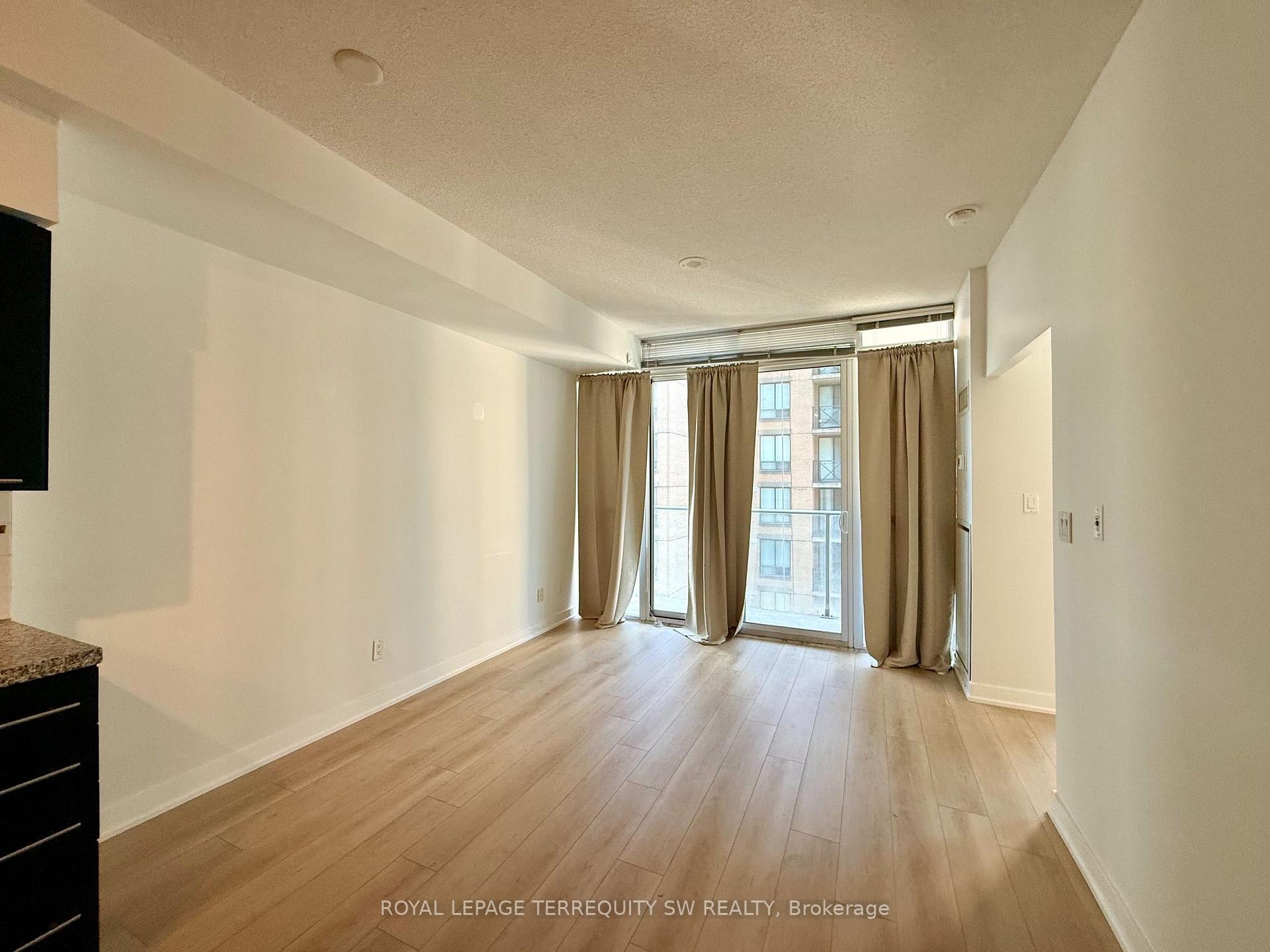 Photo 6 of Unit 1106, 126 Simcoe Street, Toronto, Waterfront Communities — HOMEH